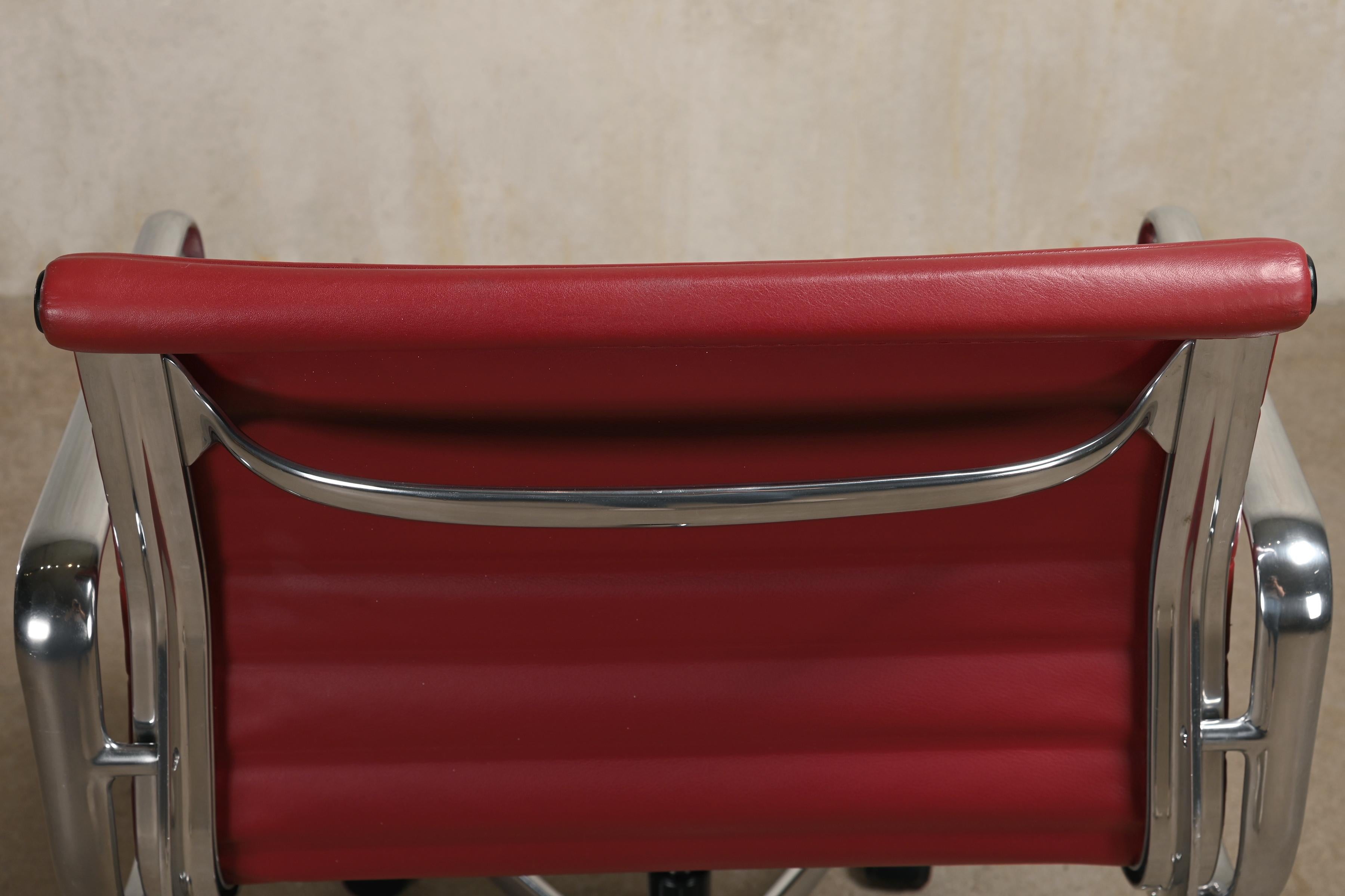 Chaise de bureau Charles & Ray Eames EA117 en cuir d'aubergine et aluminium, Vitra en vente 7