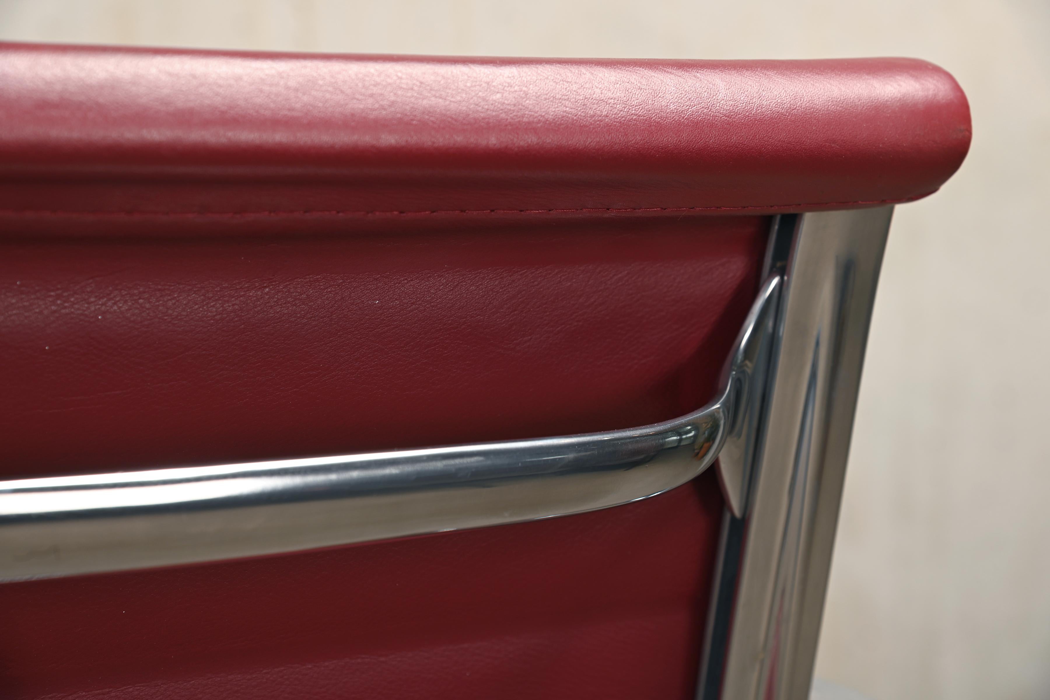 Chaise de bureau Charles & Ray Eames EA117 en cuir d'aubergine et aluminium, Vitra en vente 8