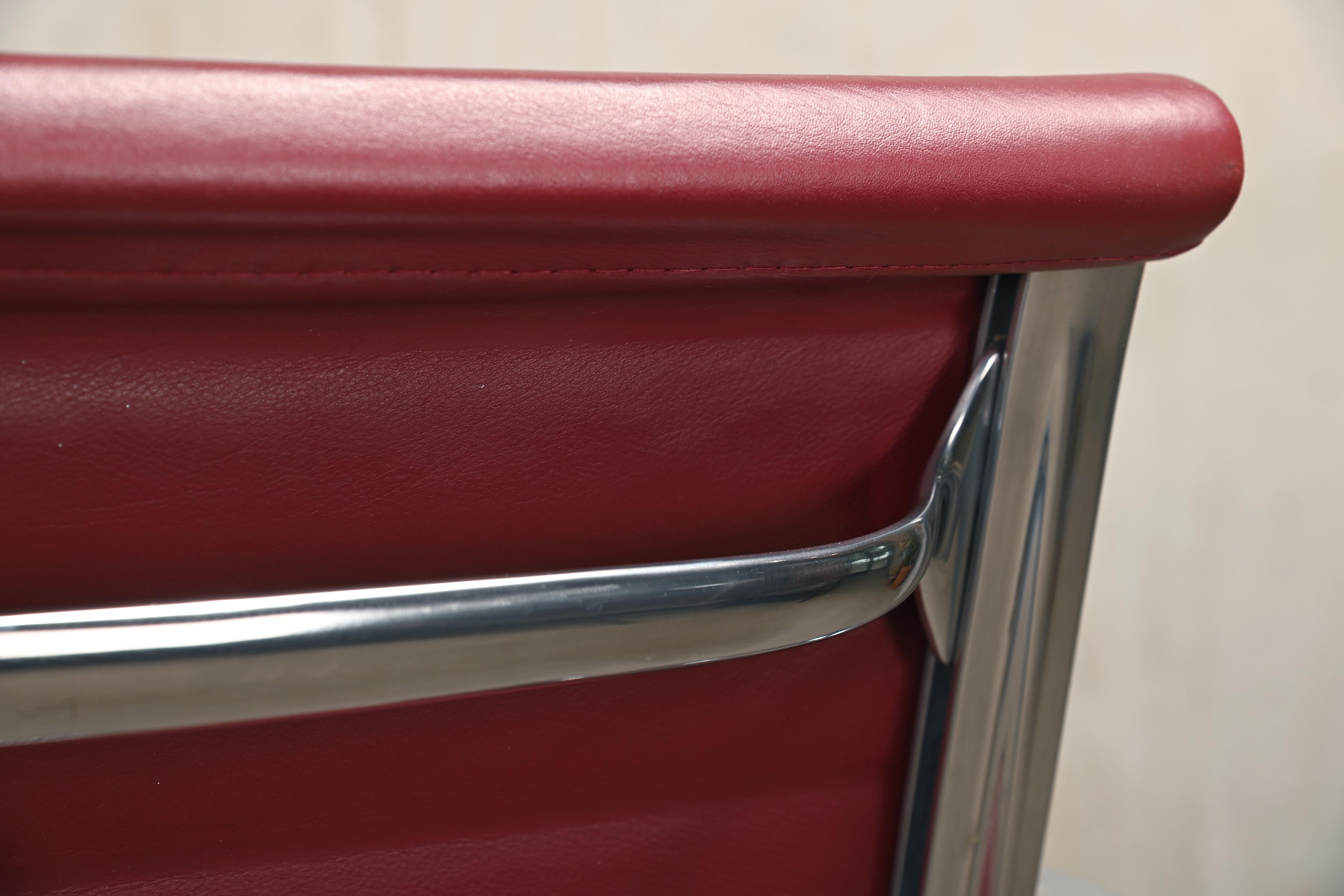 Charles & Ray Eames EA117 Office Chair in Aubergine Leather and Aluminum, Vitra 7