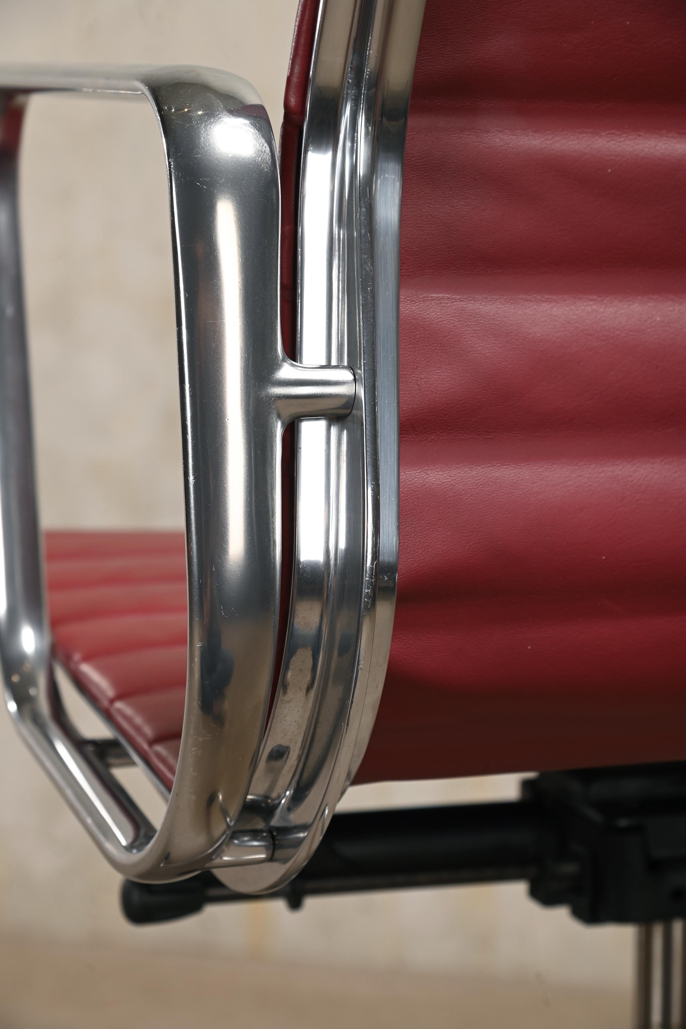 Charles & Ray Eames EA117 Office Chair in Aubergine Leather and Aluminum, Vitra 8