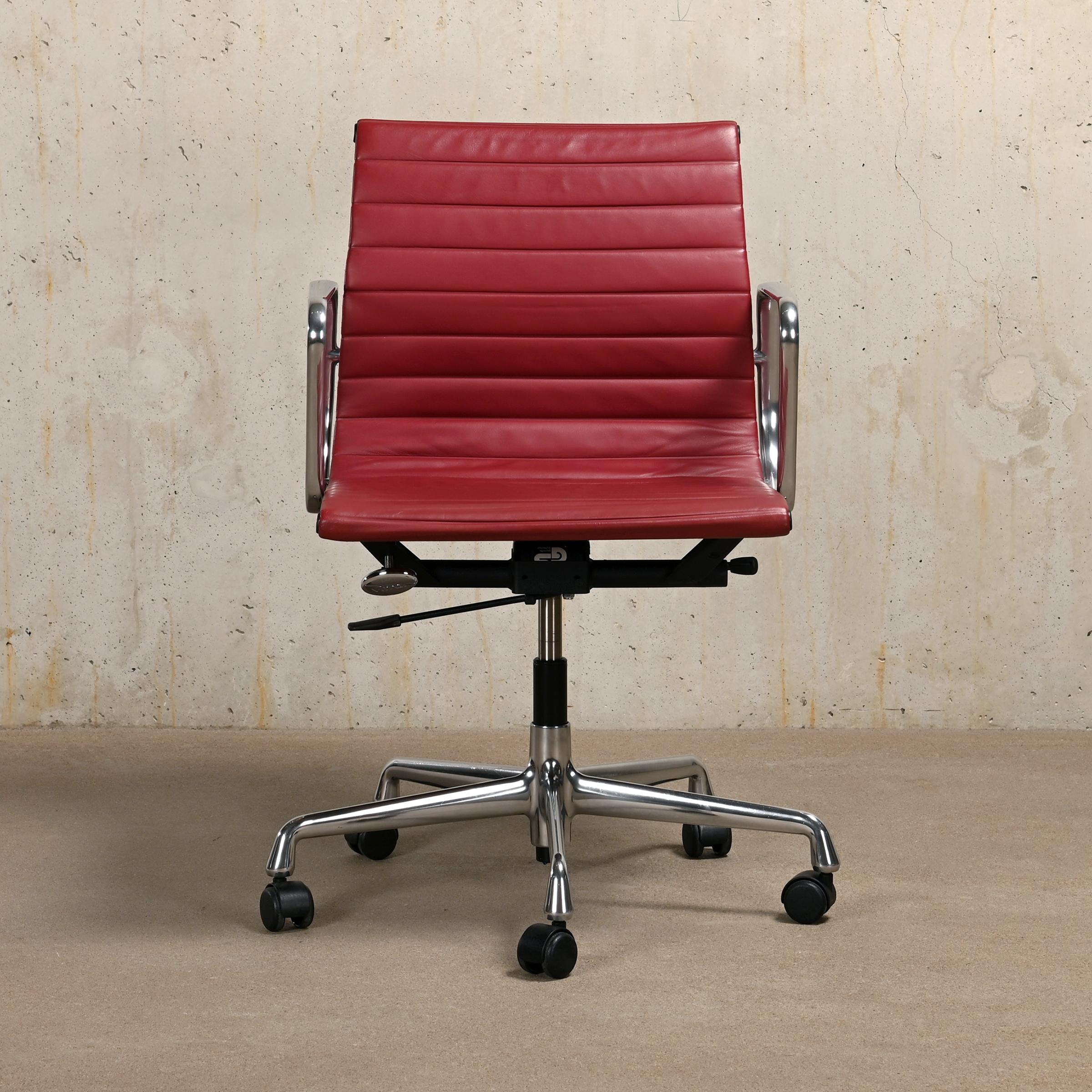 Iconic office chair EA117 belonging to the famous Aluminum Series designed by Charles & Ray Eames for Herman Miller (US - EA334 Management Chair) / Vitra (EU). Exceptional comfort is guaranteed with the height adjustment and tilt/swivel mechanism,