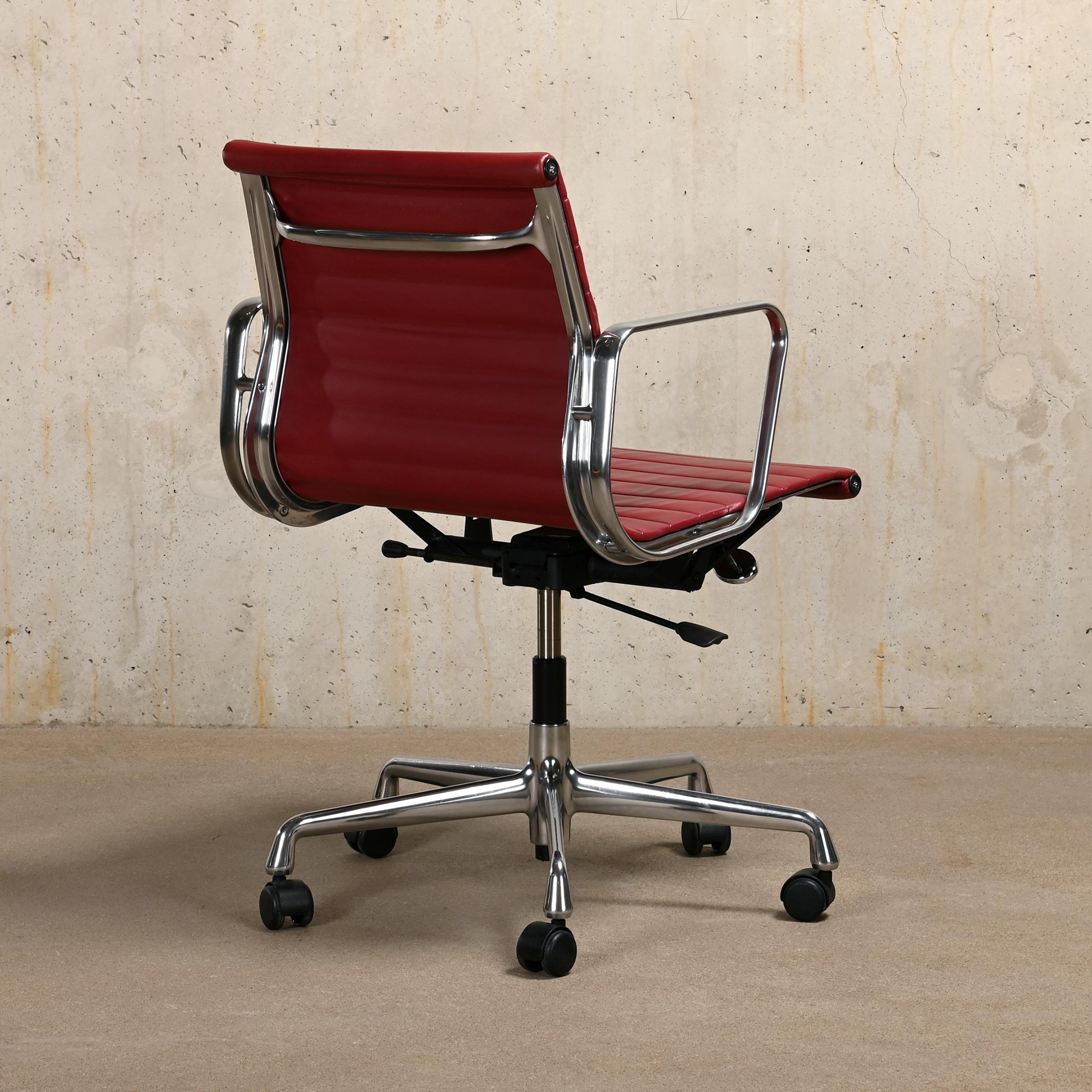 German Charles & Ray Eames EA117 Office Chair in Aubergine Leather and Aluminum, Vitra For Sale
