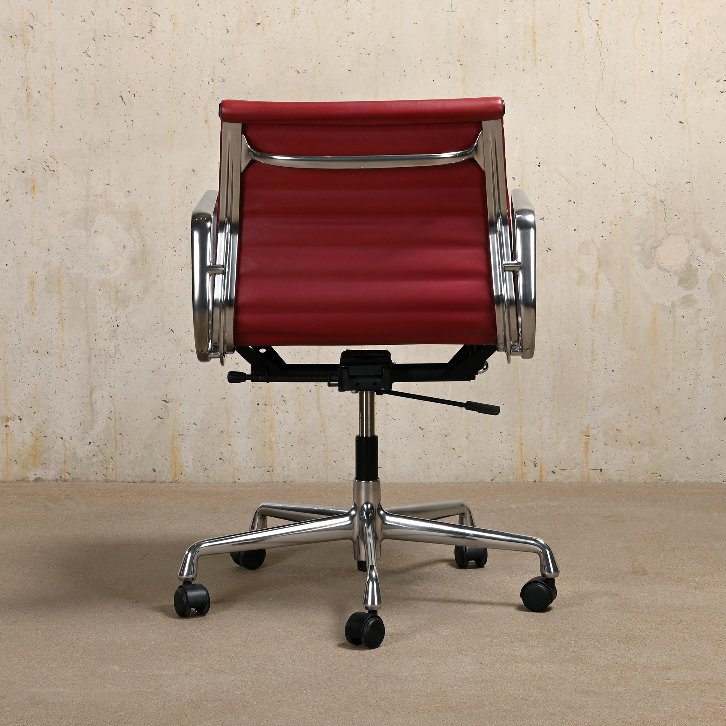Poli Chaise de bureau Charles & Ray Eames EA117 en cuir d'aubergine et aluminium, Vitra en vente