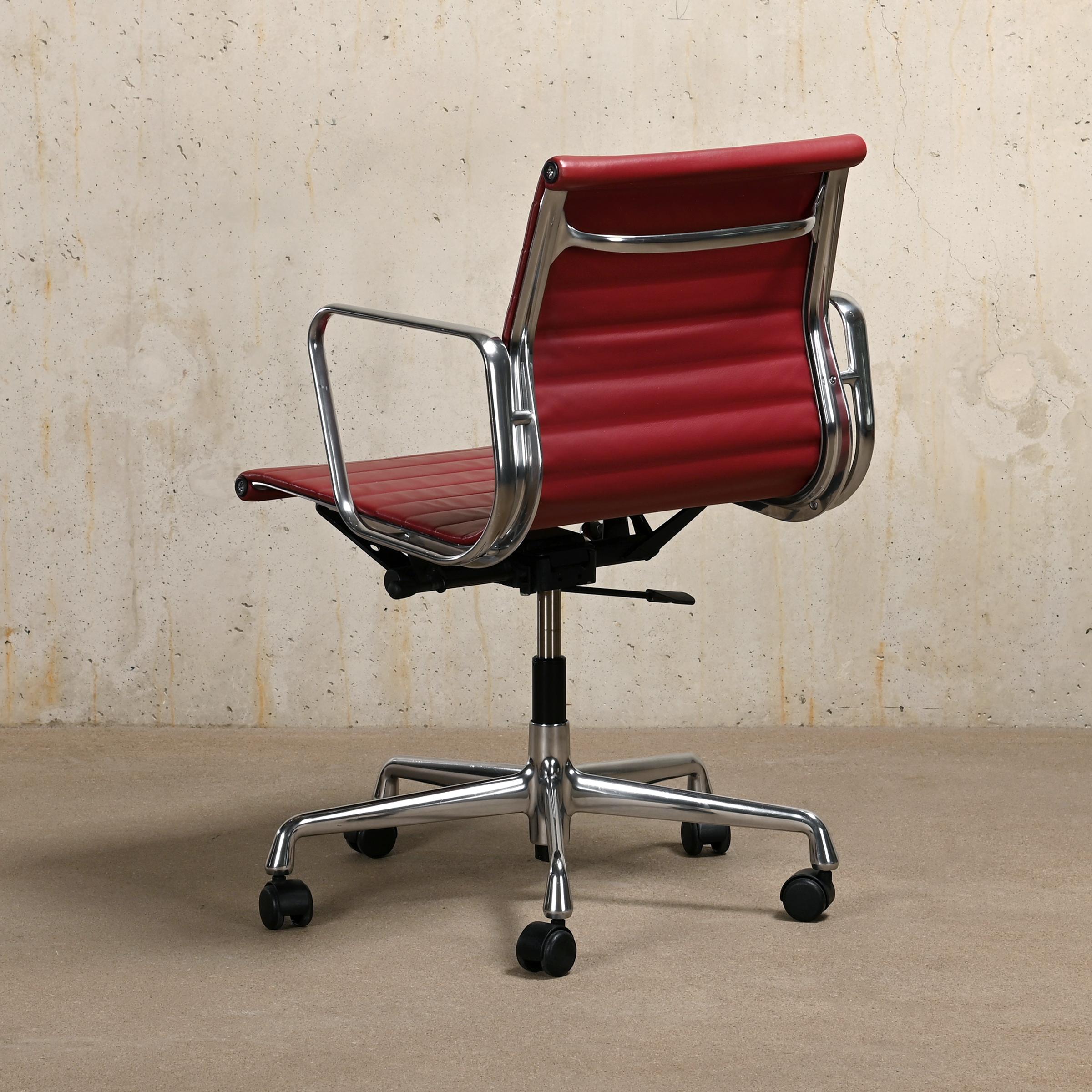 Polished Charles & Ray Eames EA117 Office Chair in Aubergine Leather and Aluminum, Vitra For Sale