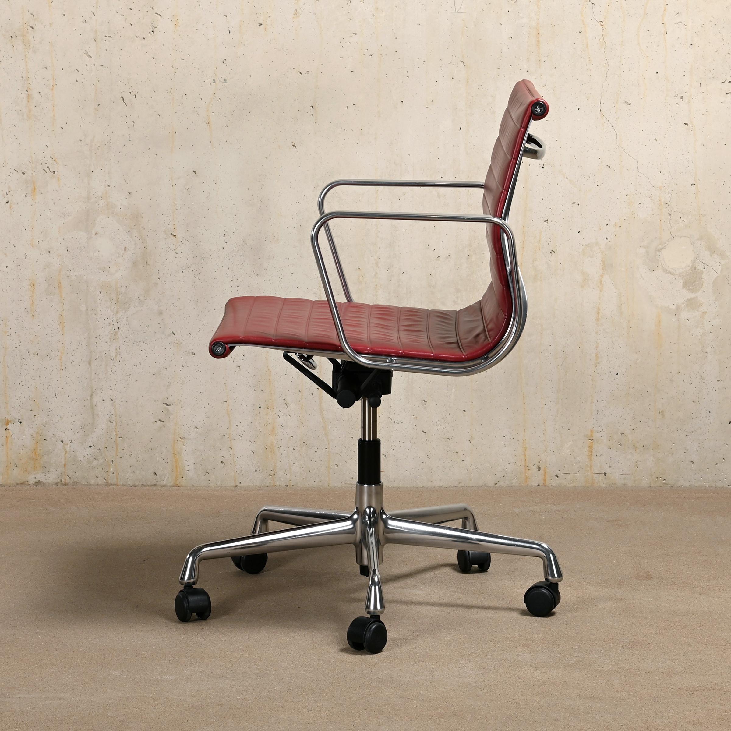 Mid-20th Century Charles & Ray Eames EA117 Office Chair in Aubergine Leather and Aluminum, Vitra For Sale