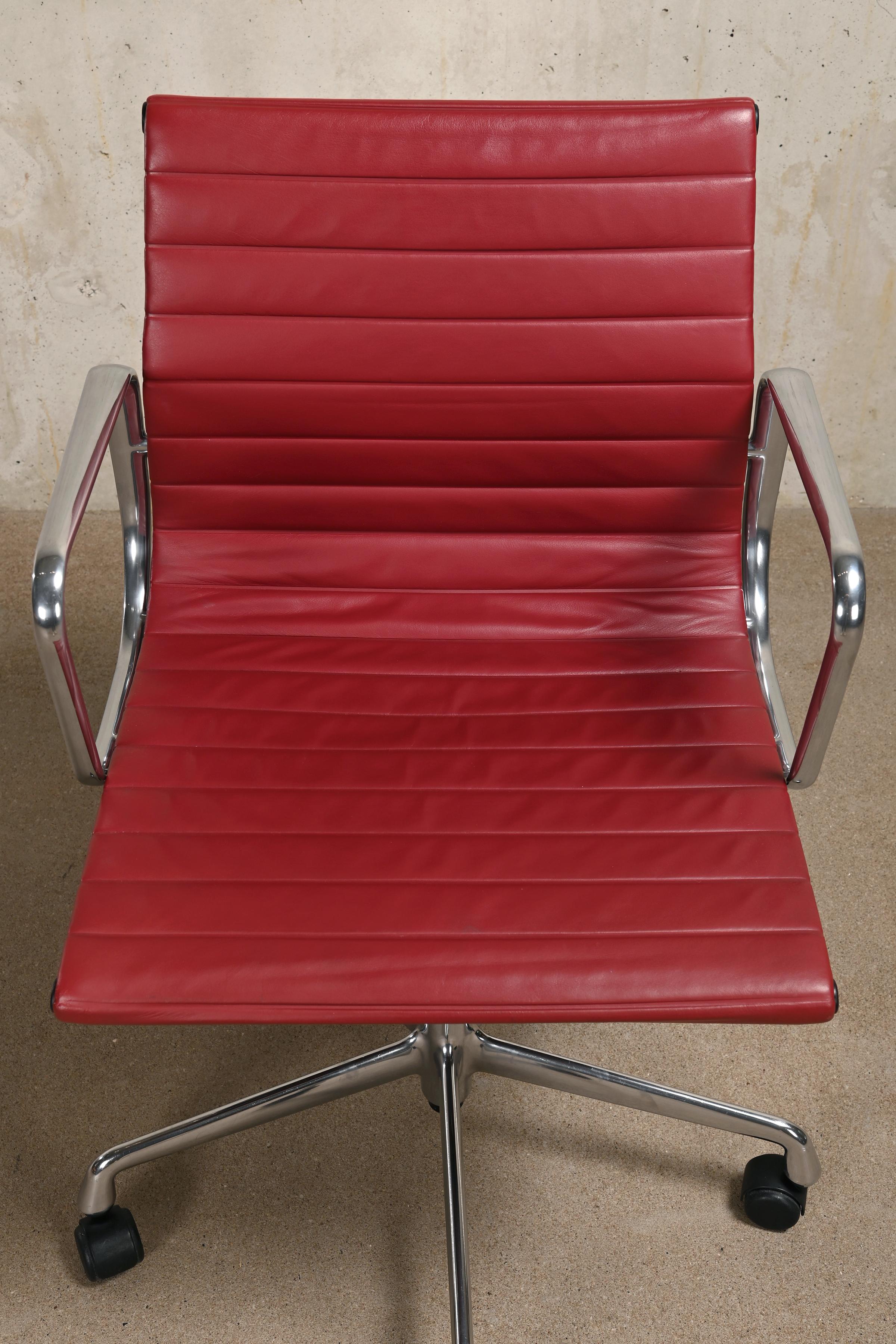 Chrome Chaise de bureau Charles & Ray Eames EA117 en cuir d'aubergine et aluminium, Vitra en vente