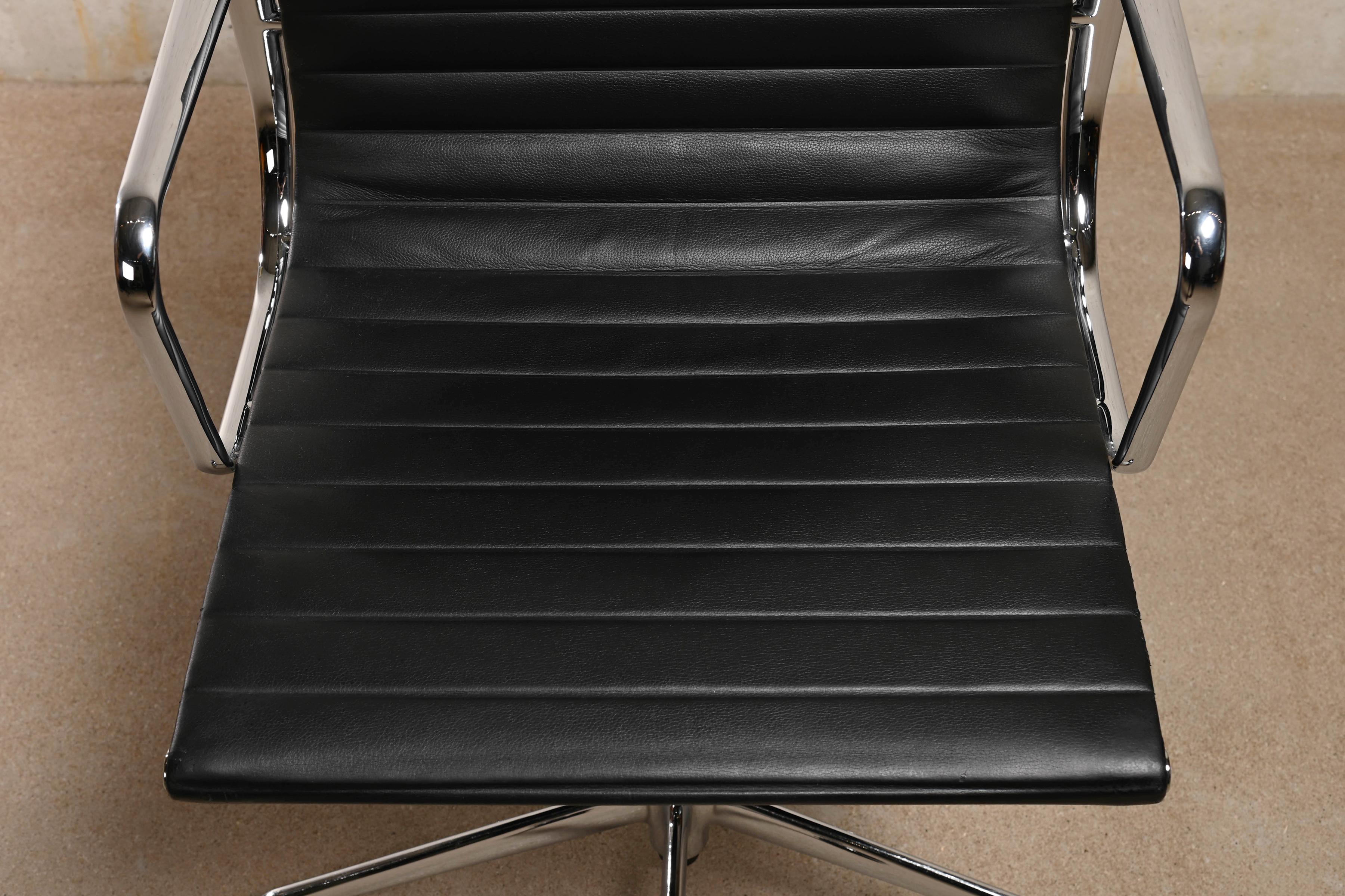 Charles & Ray Eames EA117 Office Chair in Black Leather and Chrome, Vitra For Sale 2