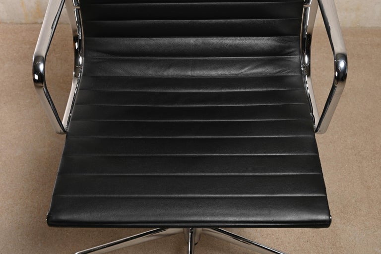 Charles & Ray Eames EA117 Office Chair in Black Leather and Chrome, Vitra For Sale 3