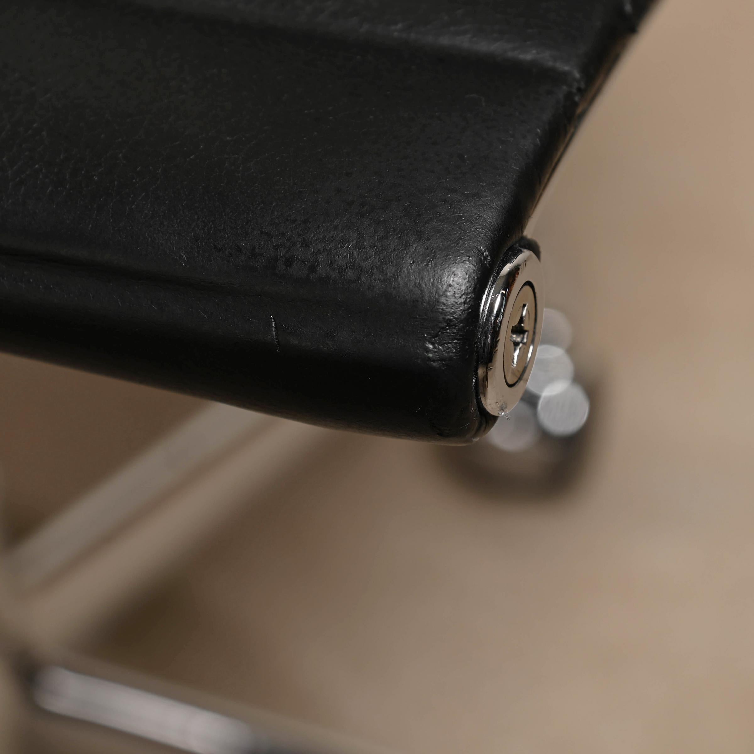 Charles & Ray Eames EA117 Office Chair in Black Leather and Chrome, Vitra 4