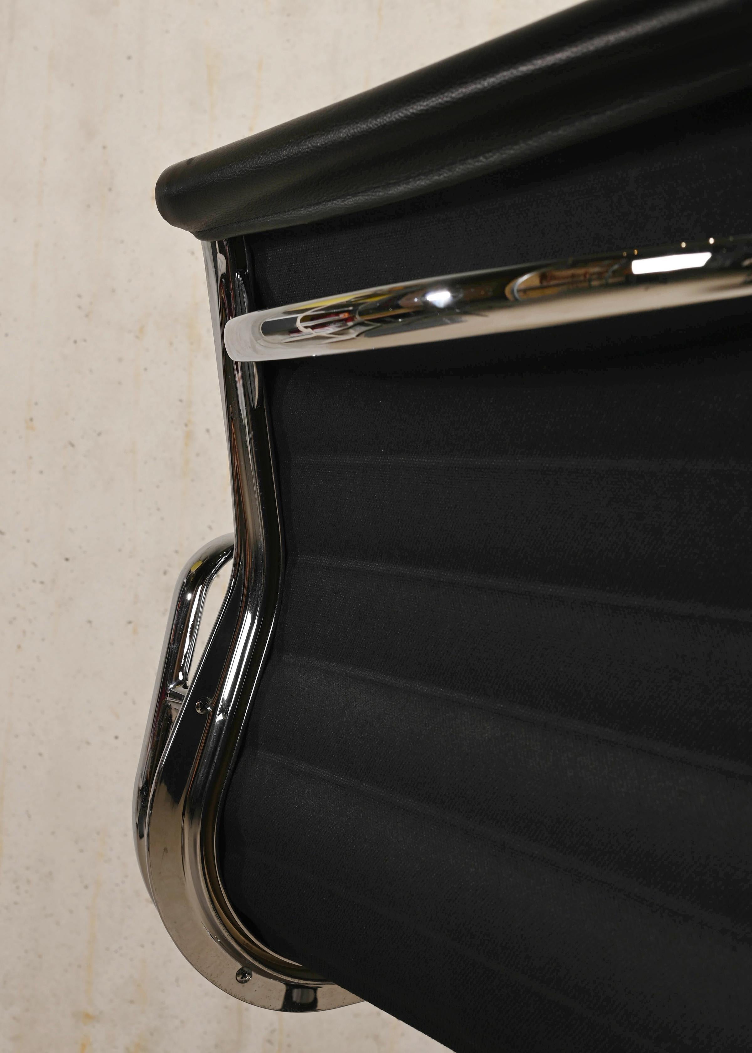 Charles & Ray Eames EA117 Office Chair in Black Leather and Chrome, Vitra 9