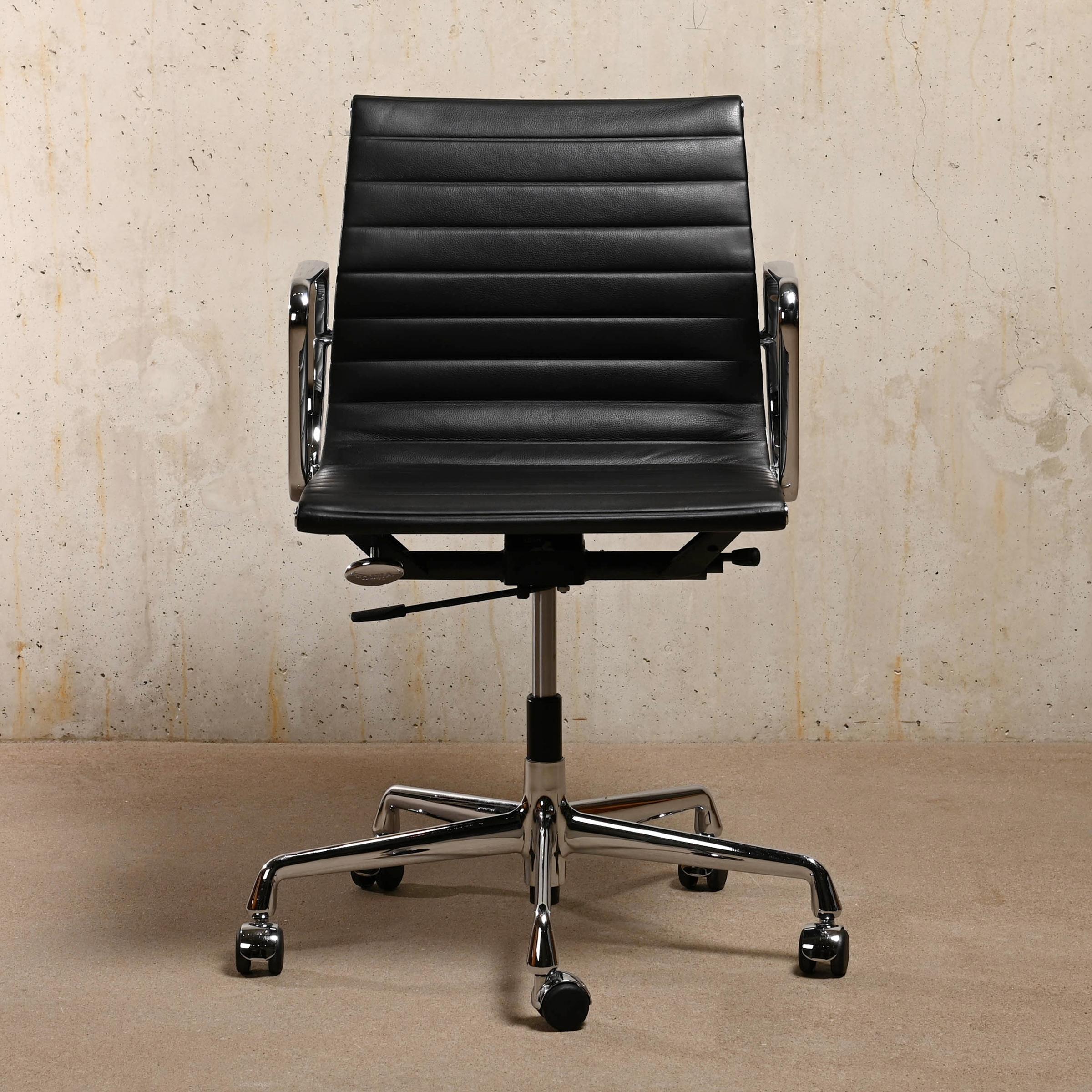 Der ikonische Bürostuhl EA117 gehört zur berühmten Aluminium-Serie, die von Charles & Ray Eames für Herman Miller (US) / Vitra (EU) entworfen wurde. Die Höhenverstellung und der Kipp-/Schwenkmechanismus, der auf das Gewicht des Benutzers eingestellt