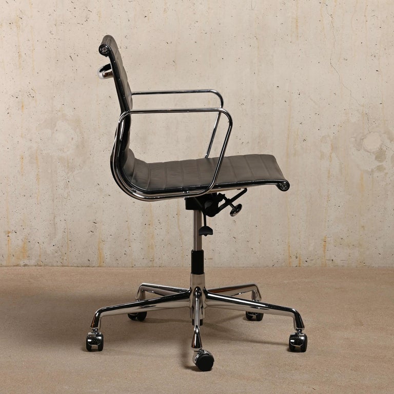 Mid-Century Modern Charles & Ray Eames EA117 Office Chair in Black Leather and Chrome, Vitra For Sale