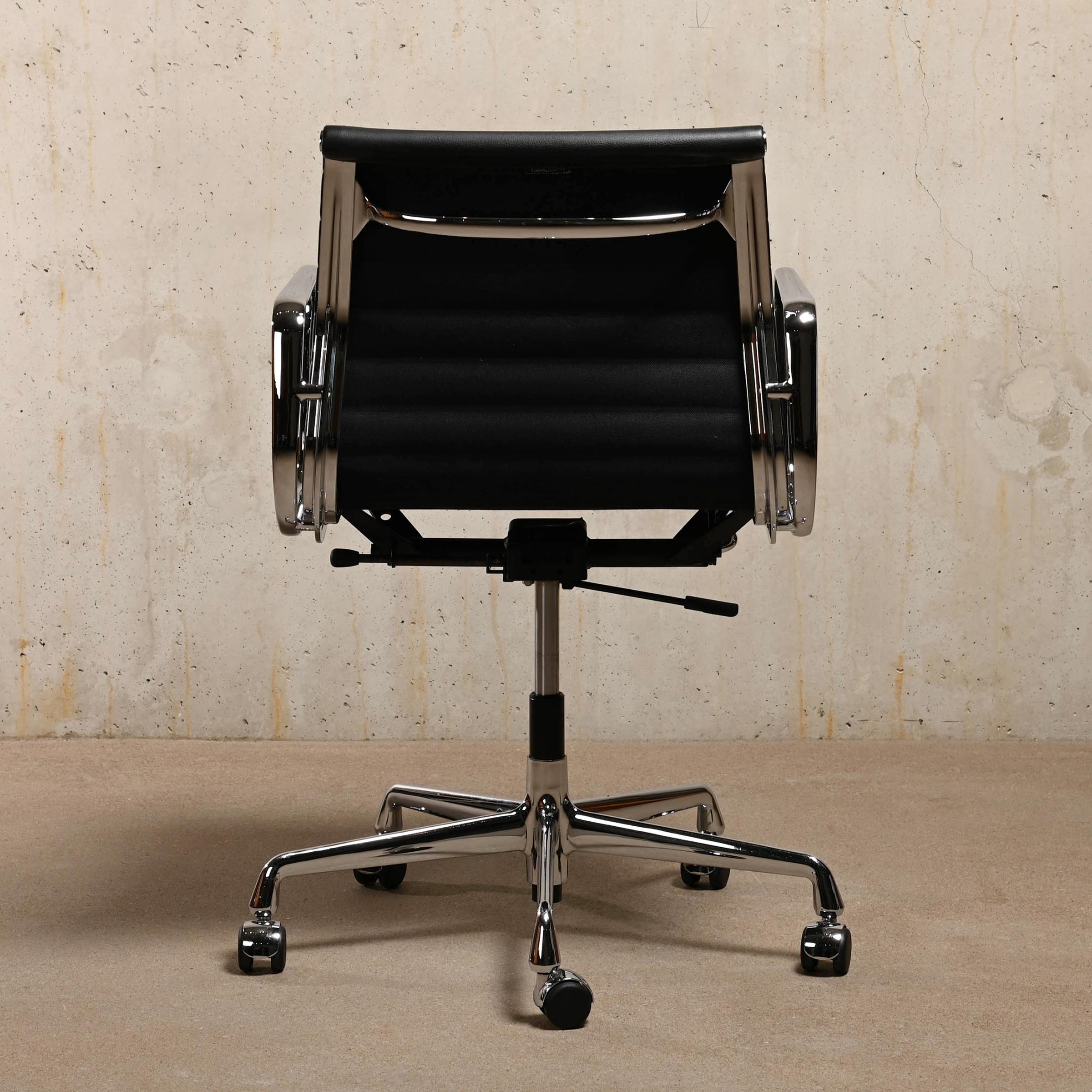 German Charles & Ray Eames EA117 Office Chair in Black Leather and Chrome, Vitra