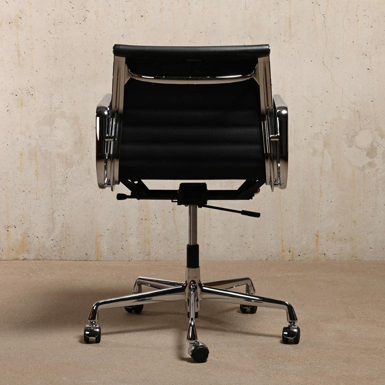 Charles & Ray Eames EA117 Office Chair in Black Leather and Chrome, Vitra In Good Condition For Sale In Amsterdam, NL