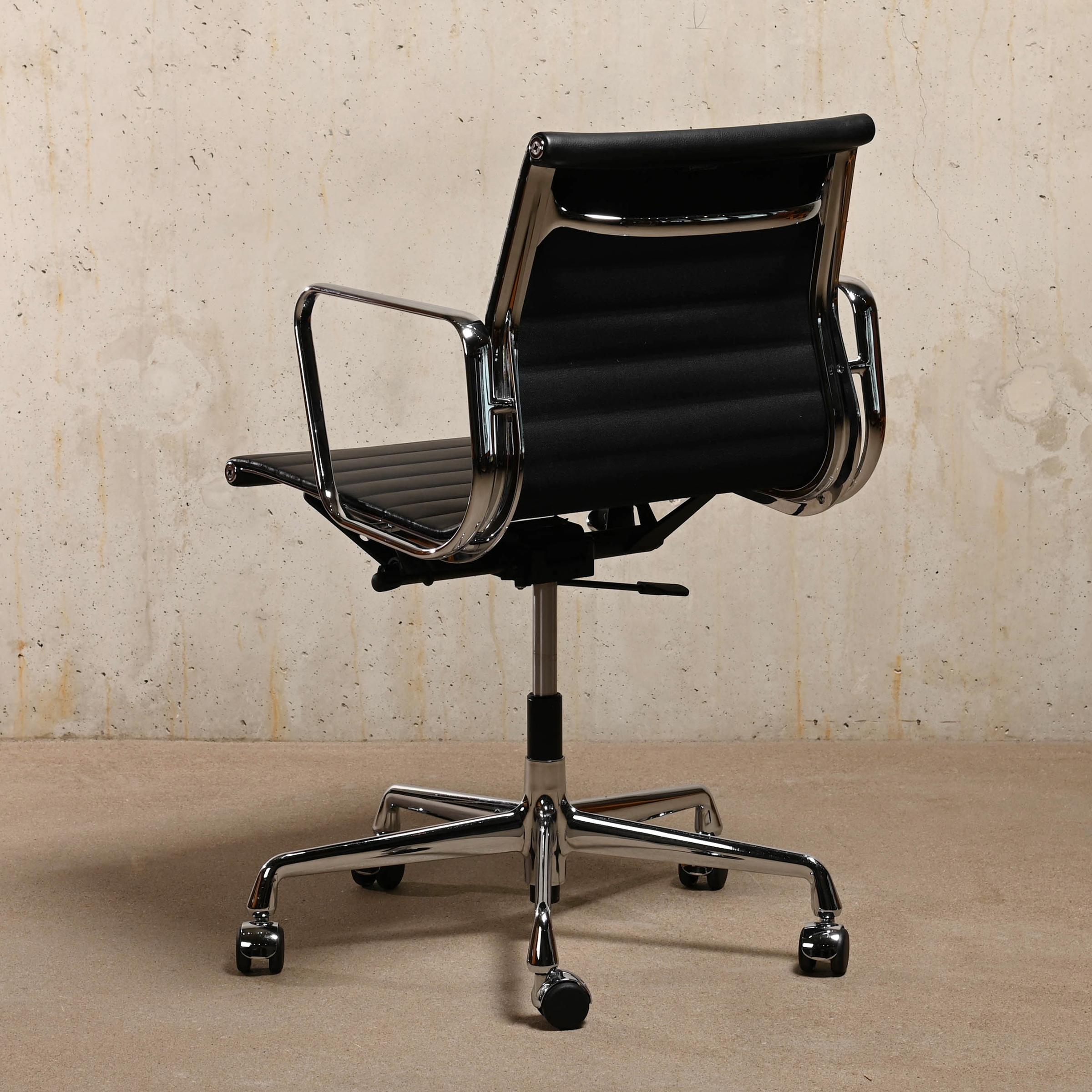 Charles & Ray Eames EA117 Bürostuhl aus schwarzem Leder und Chrom, Vitra (Deutsch)