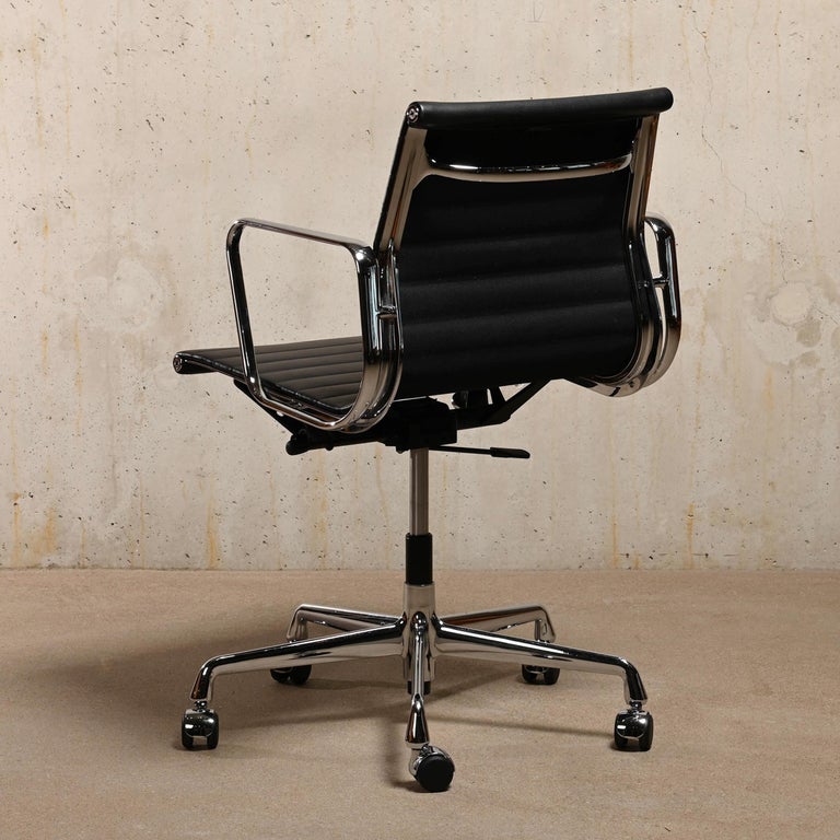 Mid-20th Century Charles & Ray Eames EA117 Office Chair in Black Leather and Chrome, Vitra For Sale