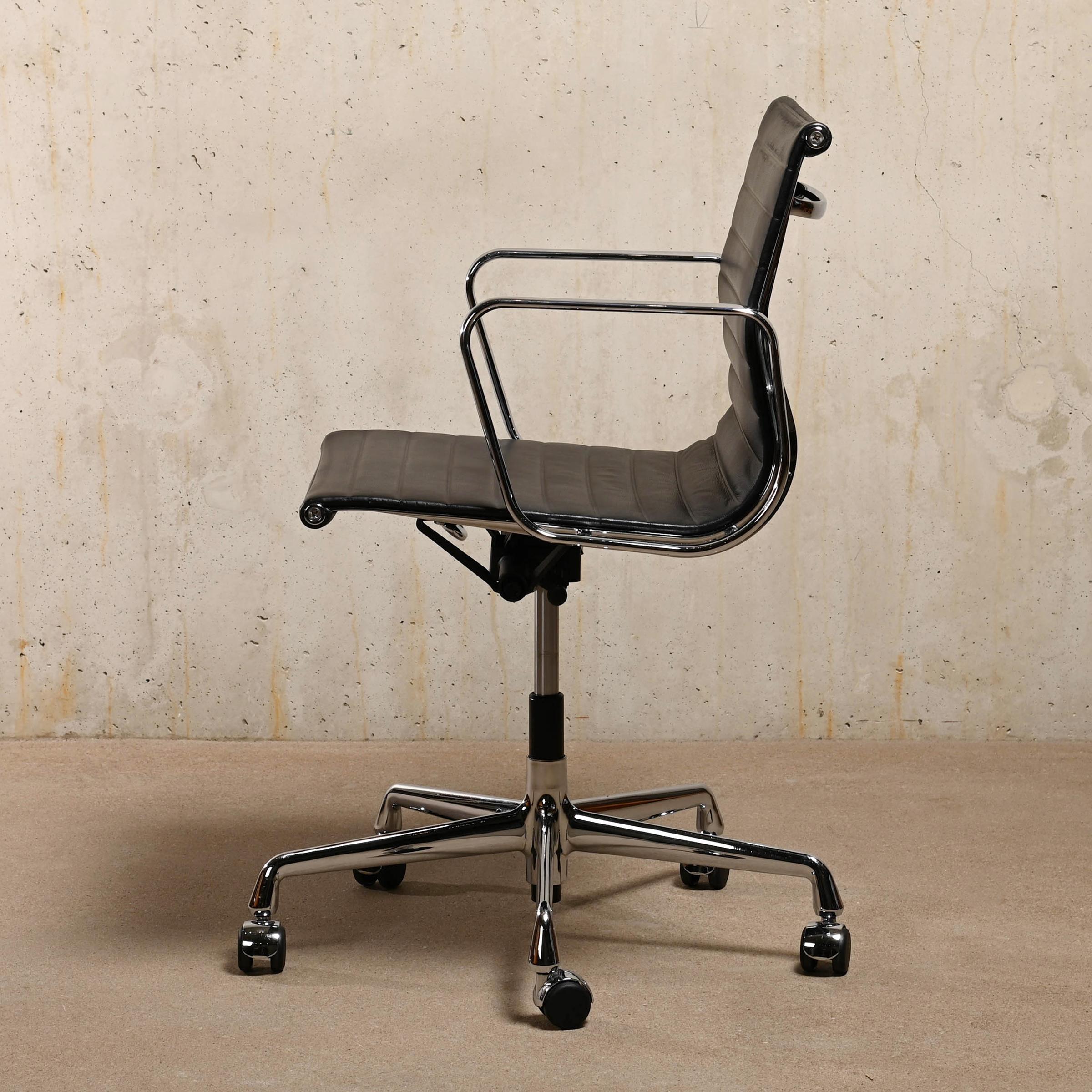 Mid-20th Century Charles & Ray Eames EA117 Office Chair in Black Leather and Chrome, Vitra