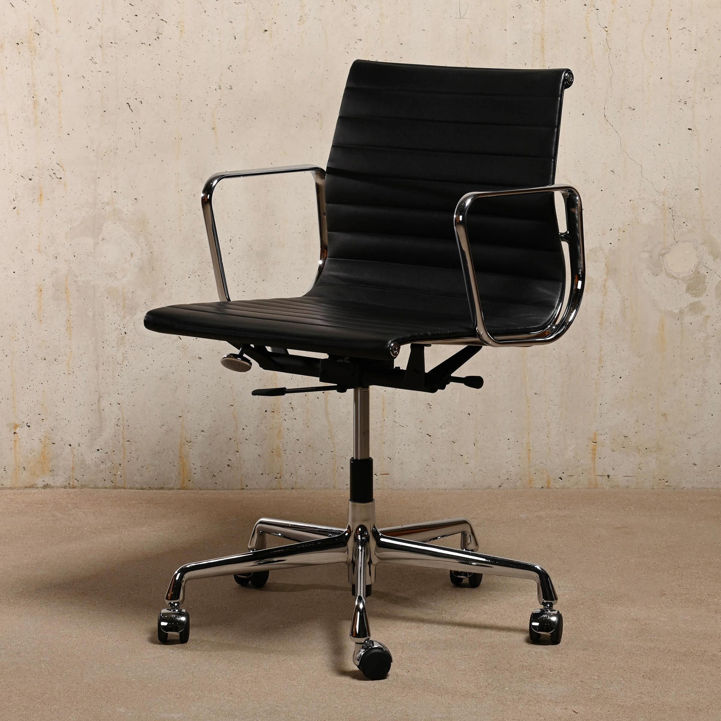 Aluminum Charles & Ray Eames EA117 Office Chair in Black Leather and Chrome, Vitra