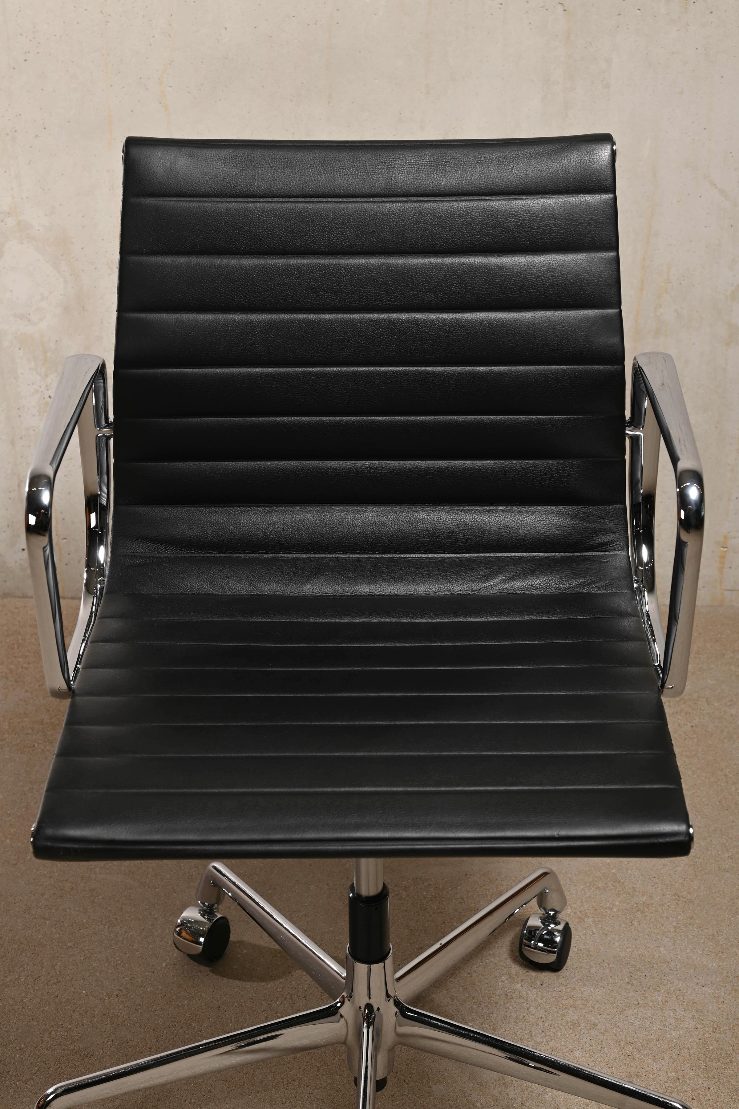Charles & Ray Eames EA117 Bürostuhl aus schwarzem Leder und Chrom, Vitra (Aluminium)