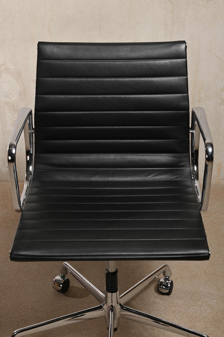 Charles & Ray Eames EA117 Office Chair in Black Leather and Chrome, Vitra For Sale 2