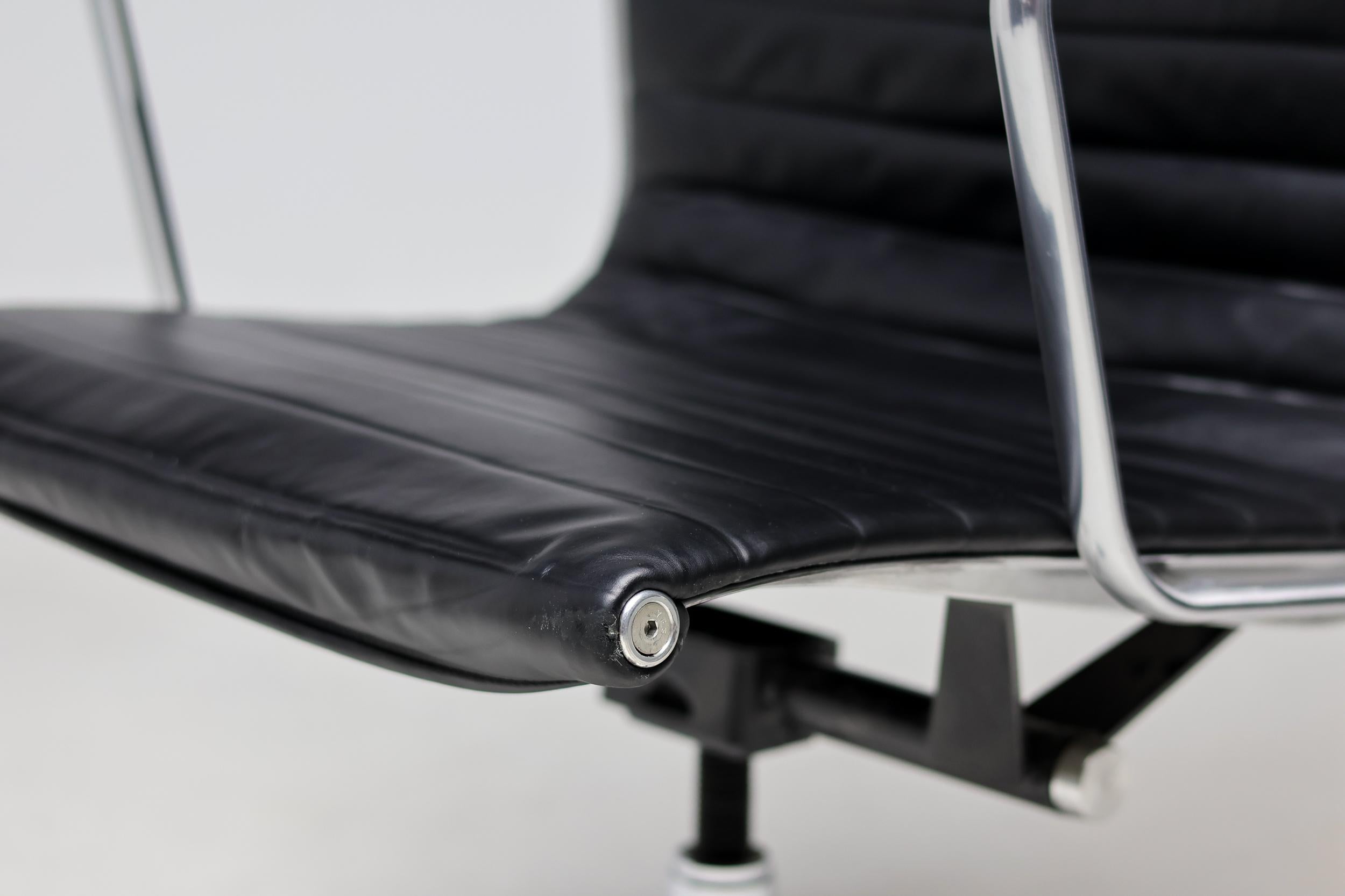 Charles and Ray Eames EA119 Black Leather Executive Desk Chair by Herman Miller (en anglais) en vente 3