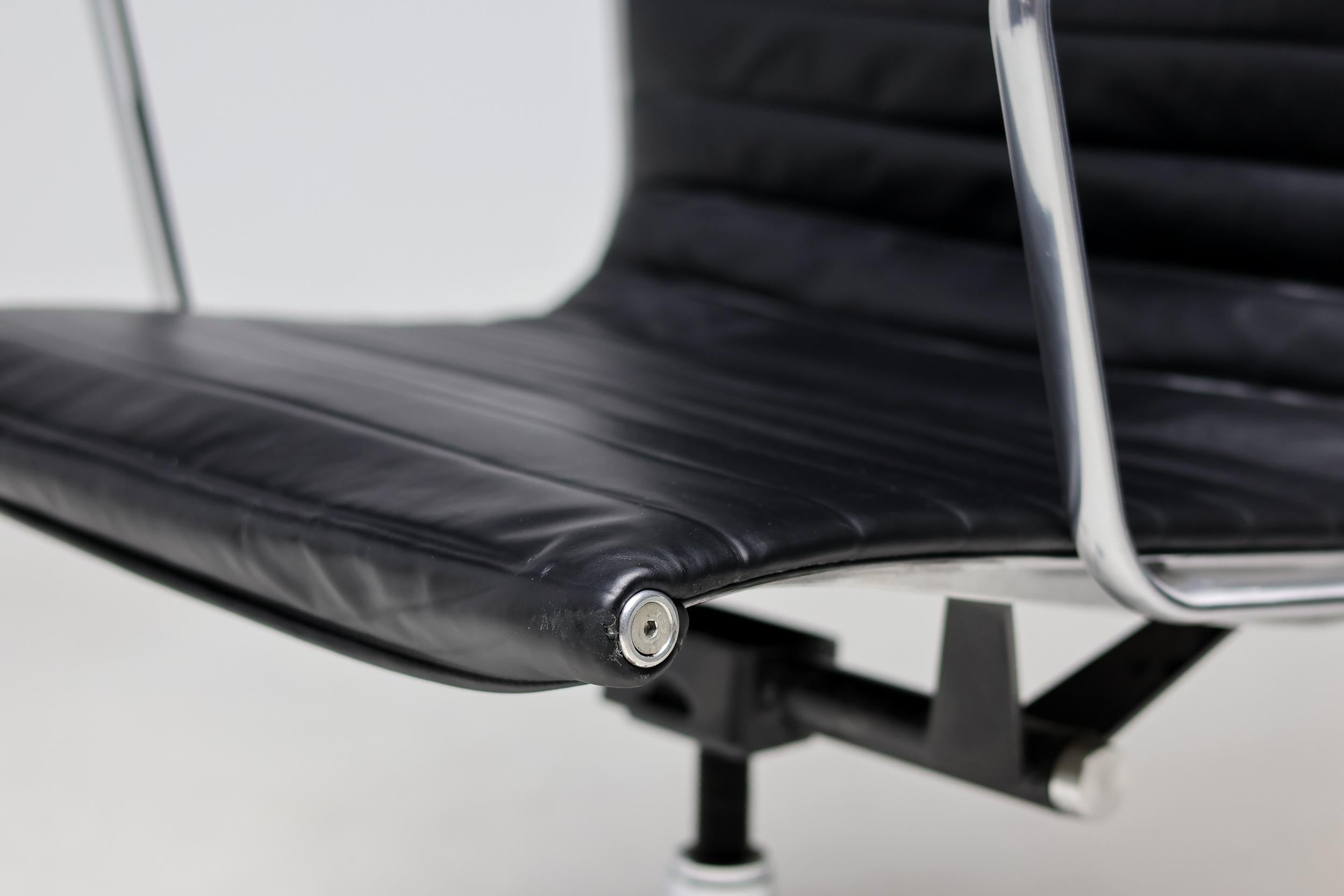Charles & Ray Eames EA119 Silla de escritorio ejecutiva de cuero negro de Herman Miller 4