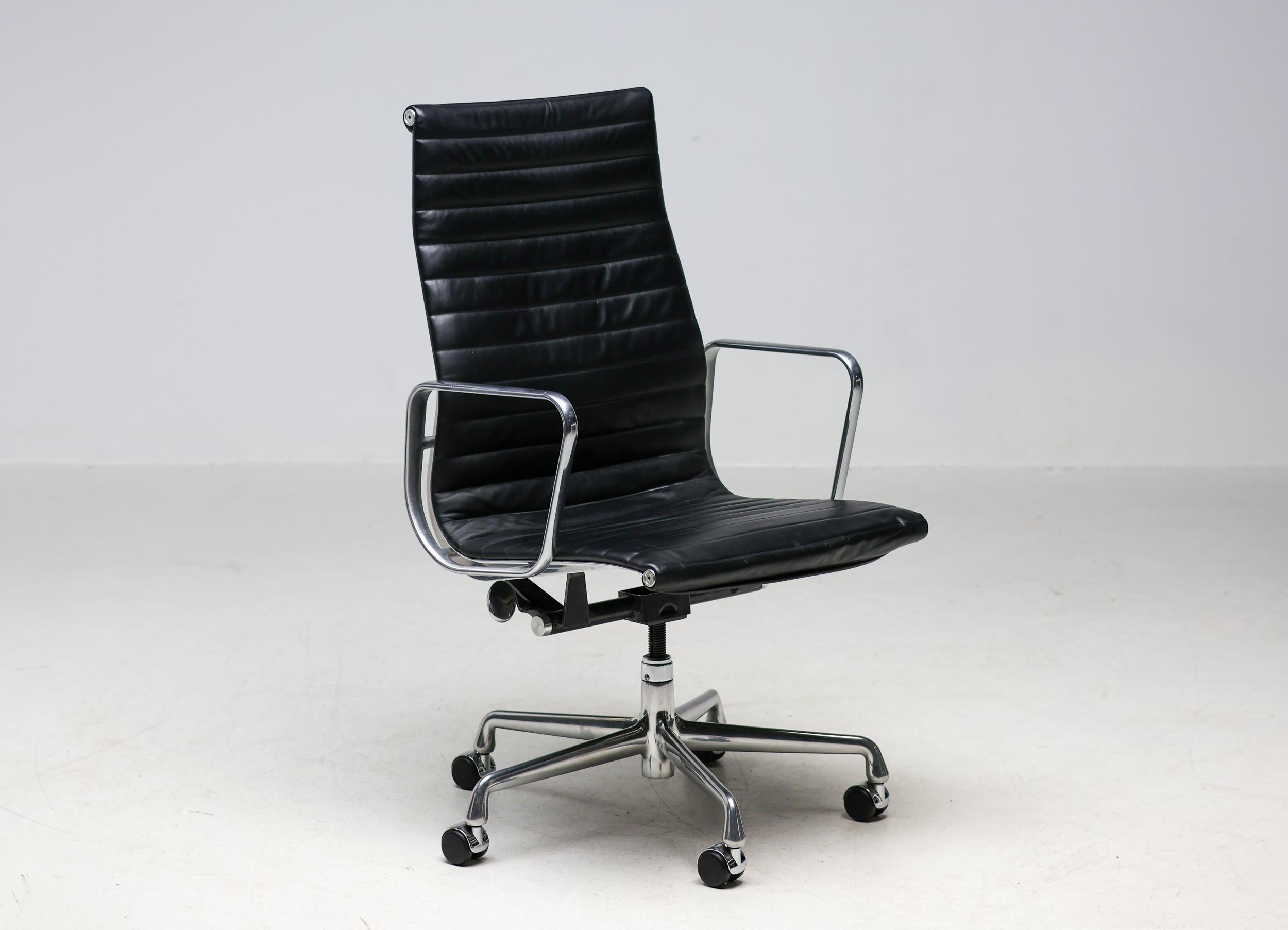 Charles and Ray Eames EA119 Black Leather Executive Desk Chair by Herman Miller (en anglais) en vente 5