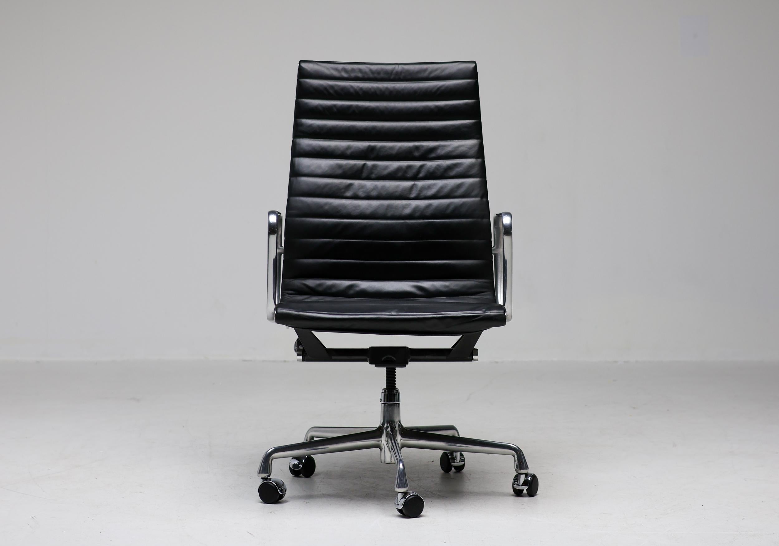 Mid-Century Modern Charles and Ray Eames EA119 Black Leather Executive Desk Chair by Herman Miller (en anglais) en vente