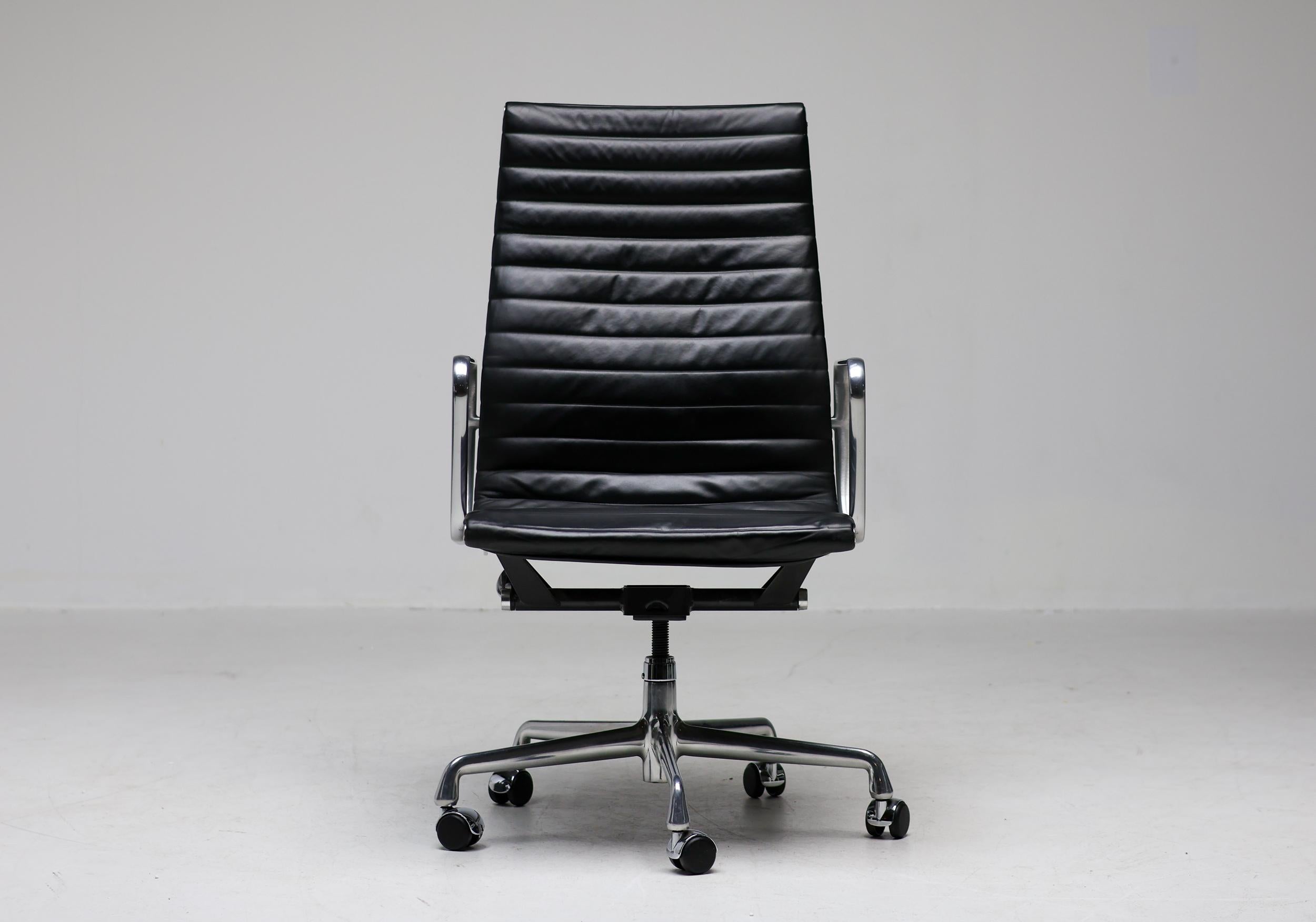 Charles & Ray Eames EA119 Silla de escritorio ejecutiva de cuero negro de Herman Miller Estadounidense