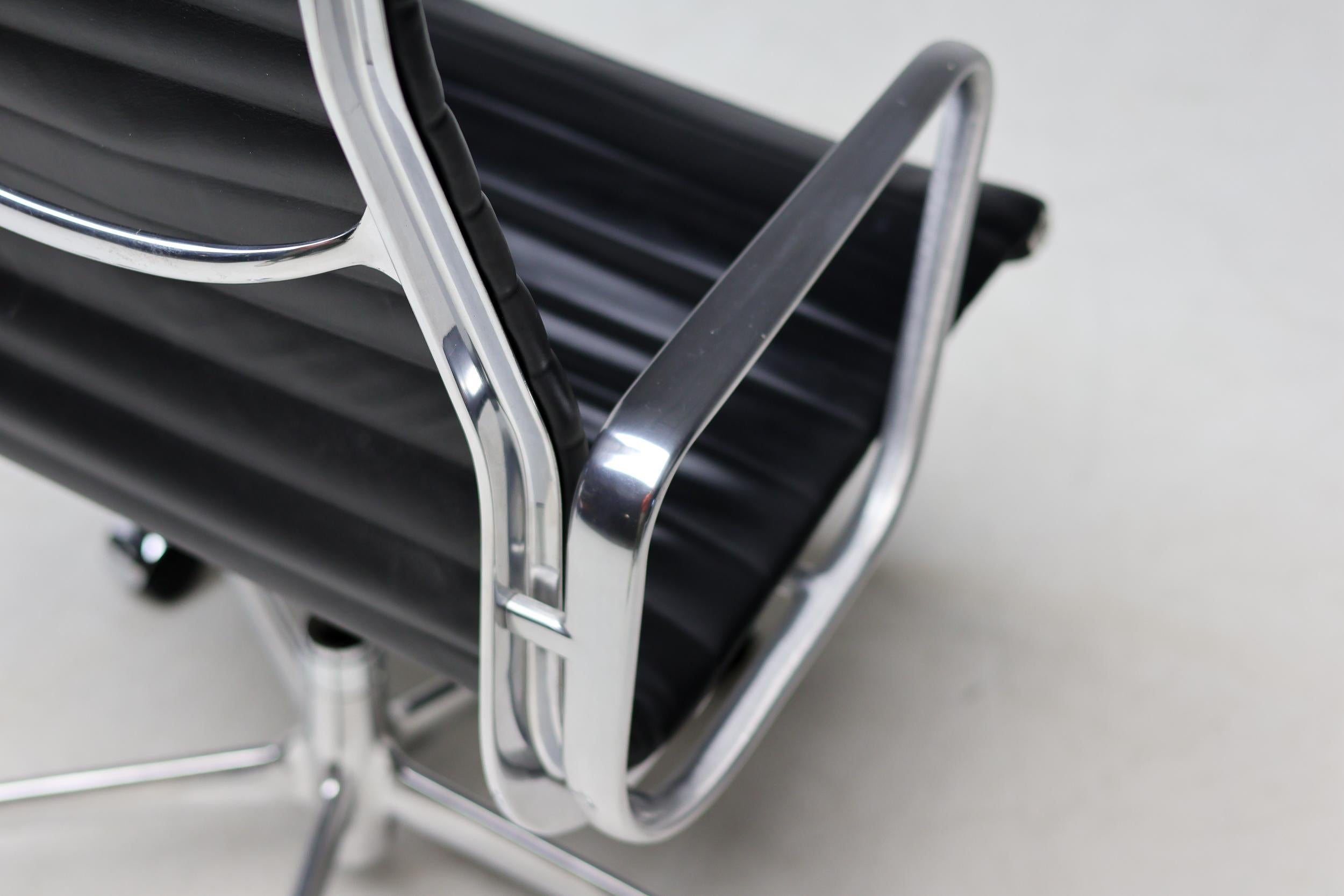 Charles & Ray Eames EA119 Silla de escritorio ejecutiva de cuero negro de Herman Miller en Bueno Estado en Dronten, NL