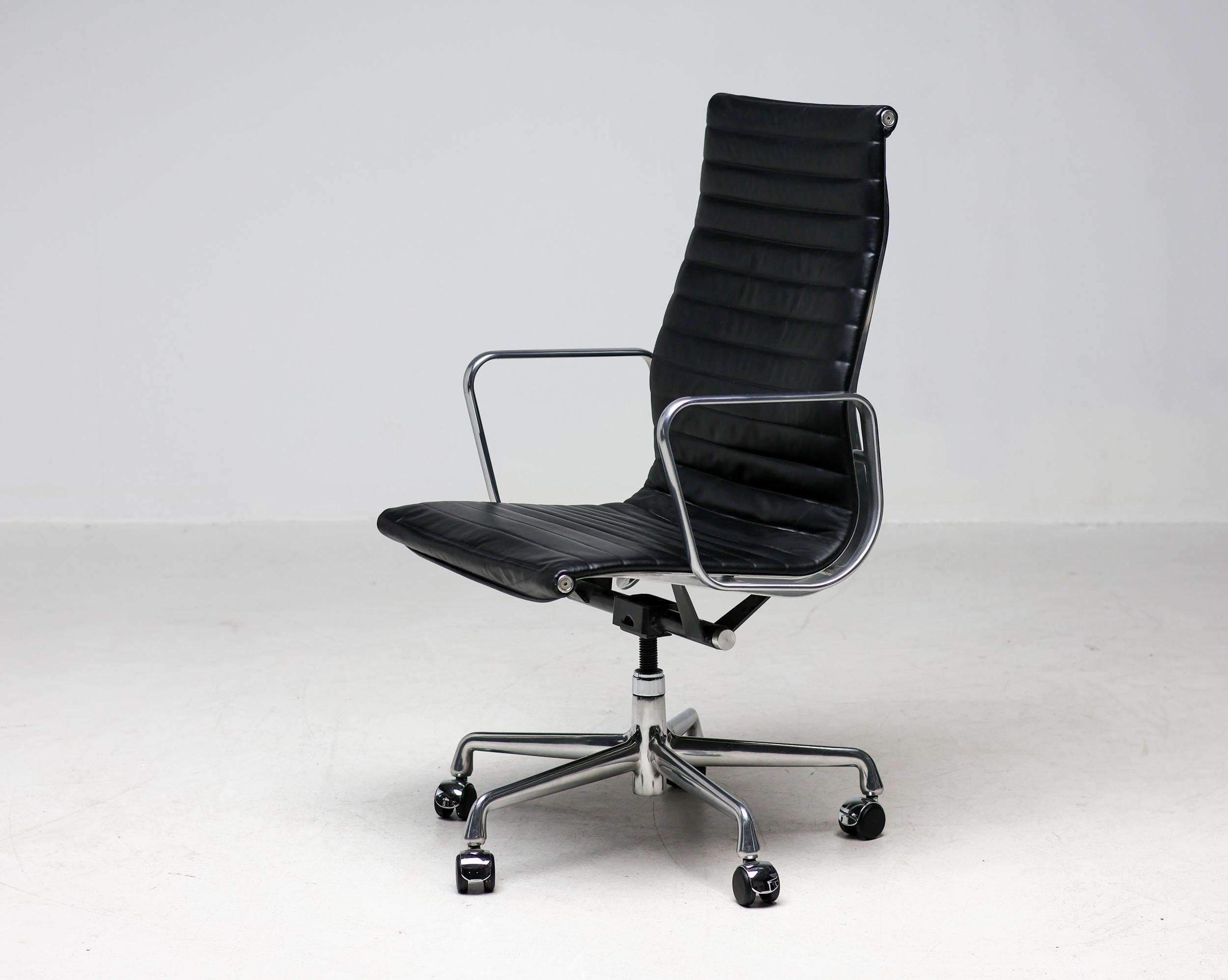 Charles & Ray Eames EA119 Silla de escritorio ejecutiva de cuero negro de Herman Miller Siglo XXI y contemporáneo