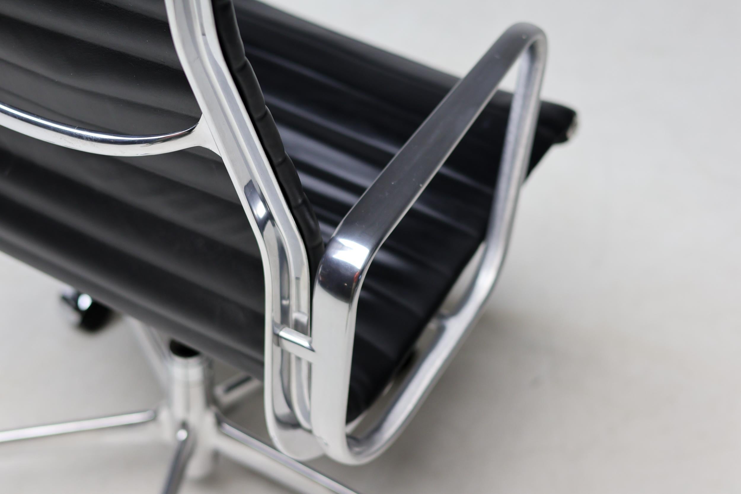 Aluminium Charles and Ray Eames EA119 Black Leather Executive Desk Chair by Herman Miller (en anglais) en vente