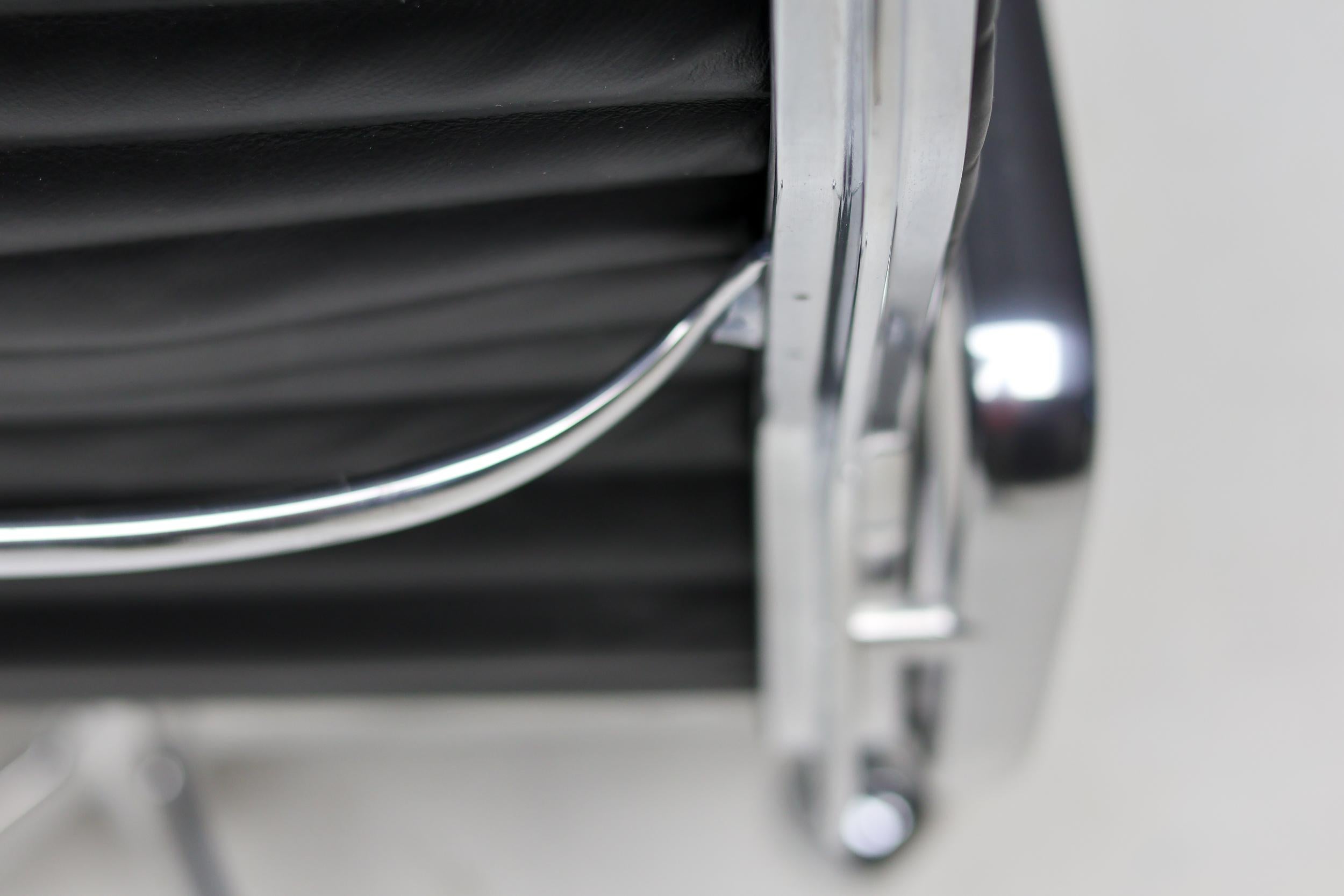 Charles & Ray Eames EA119 Silla de escritorio ejecutiva de cuero negro de Herman Miller Aluminio