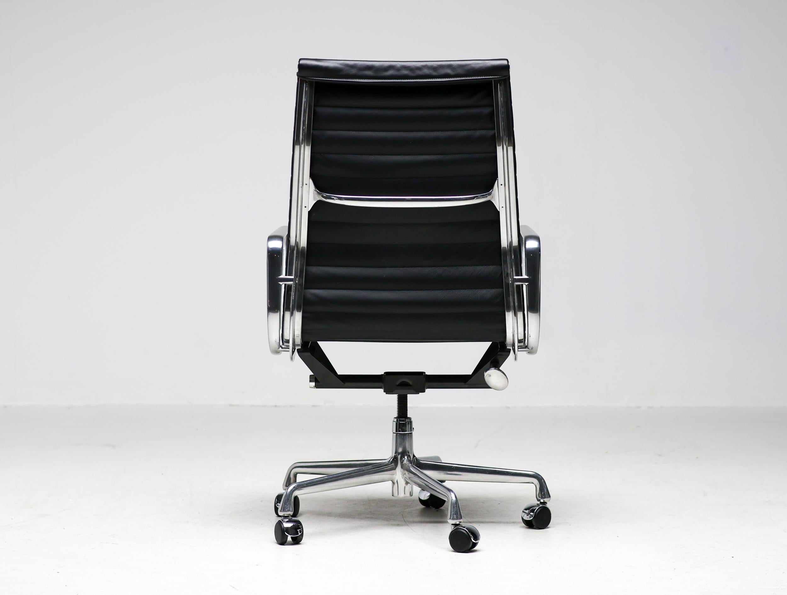 Charles and Ray Eames EA119 Black Leather Executive Desk Chair by Herman Miller (en anglais) en vente 1