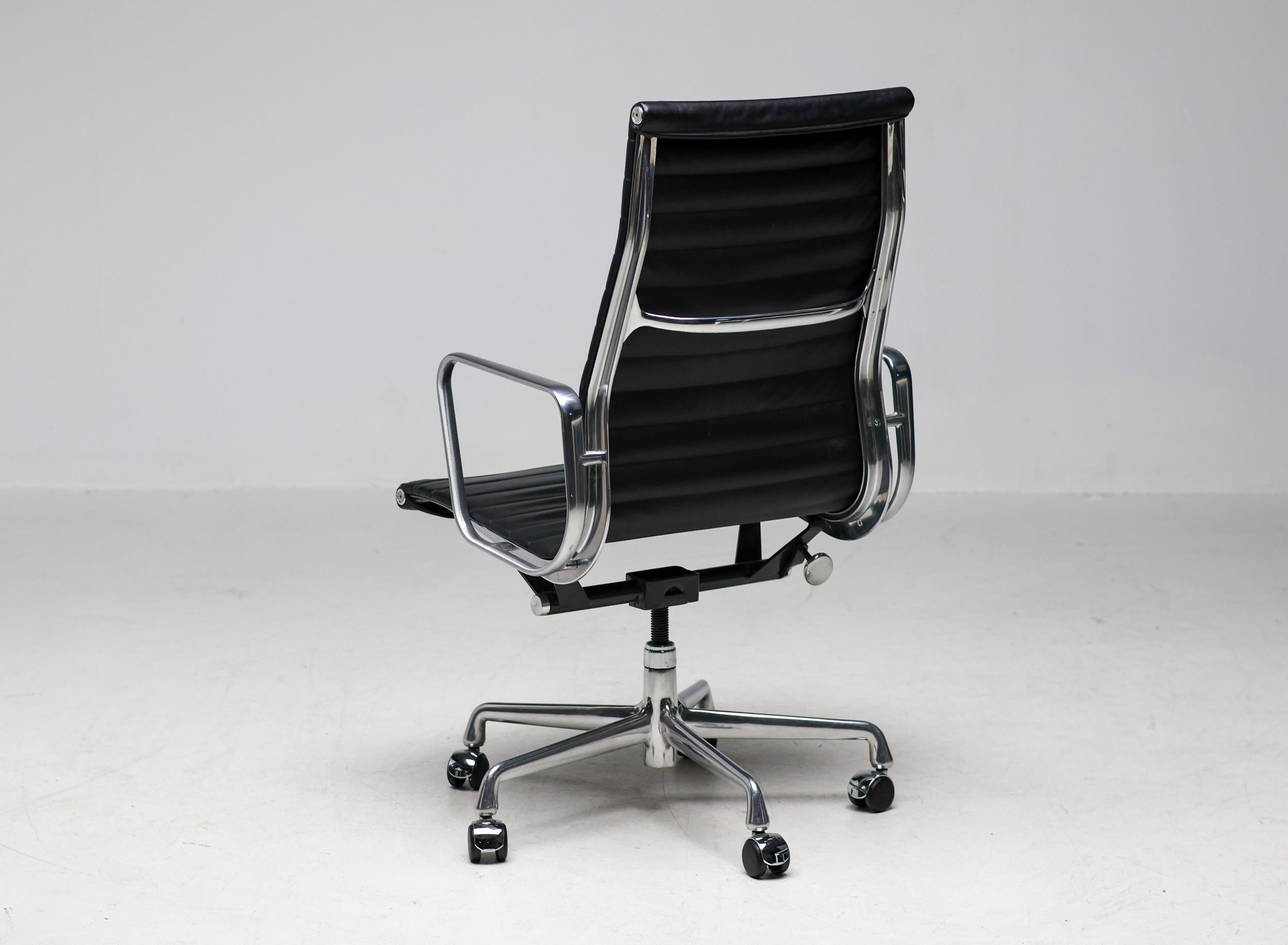 Charles & Ray Eames EA119 Silla de escritorio ejecutiva de cuero negro de Herman Miller 1