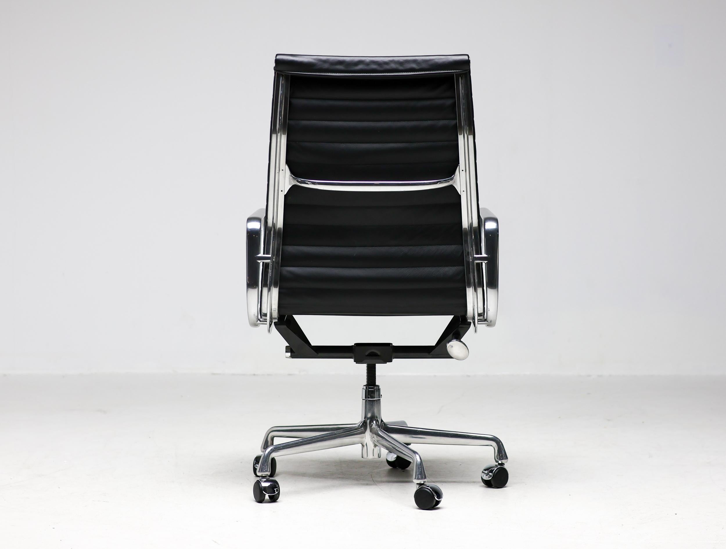 Charles & Ray Eames EA119 Silla de escritorio ejecutiva de cuero negro de Herman Miller 2