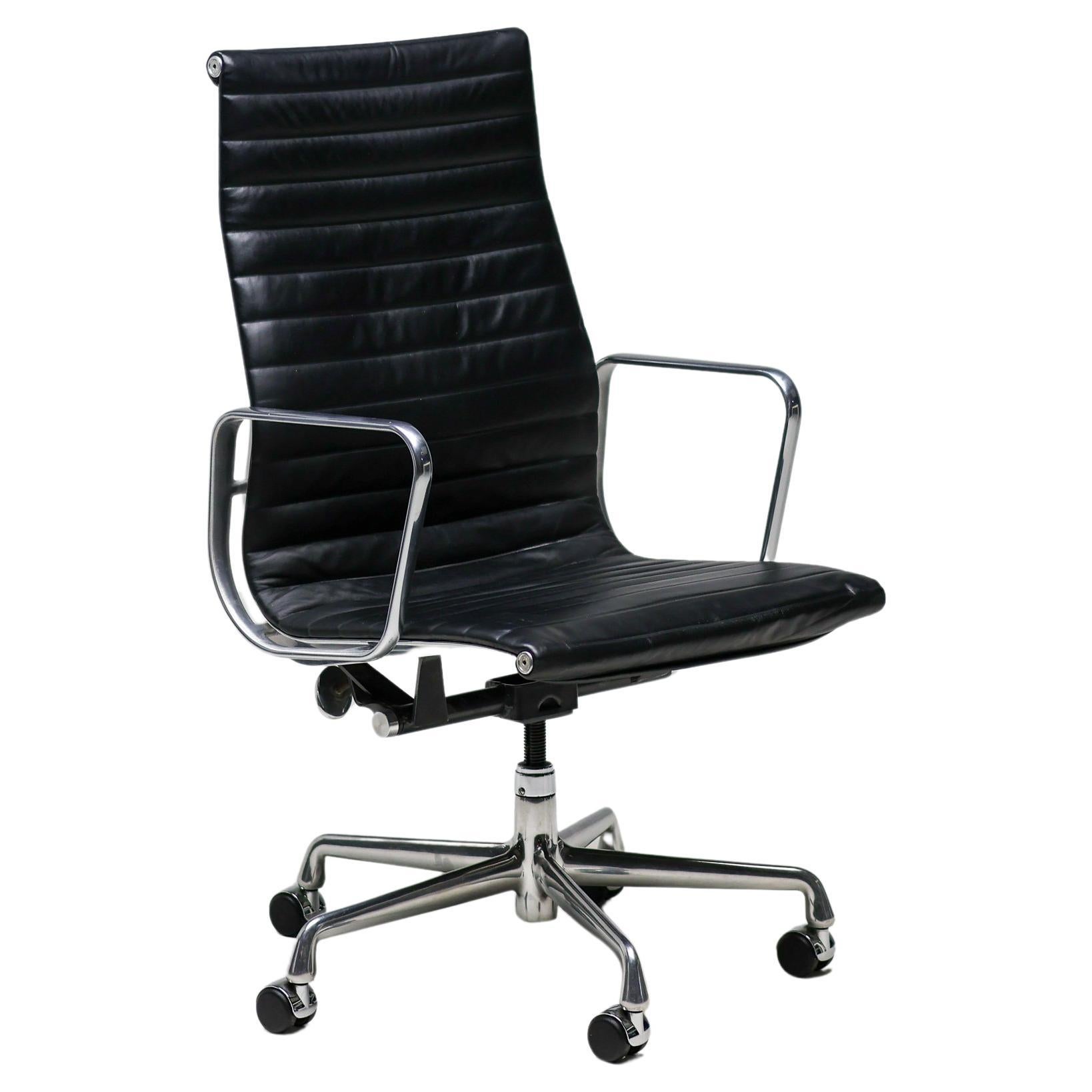 Charles and Ray Eames EA119 Black Leather Executive Desk Chair by Herman Miller (en anglais)
