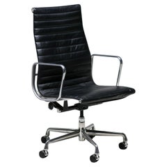 Charles & Ray Eames EA119 Silla de escritorio ejecutiva de cuero negro de Herman Miller