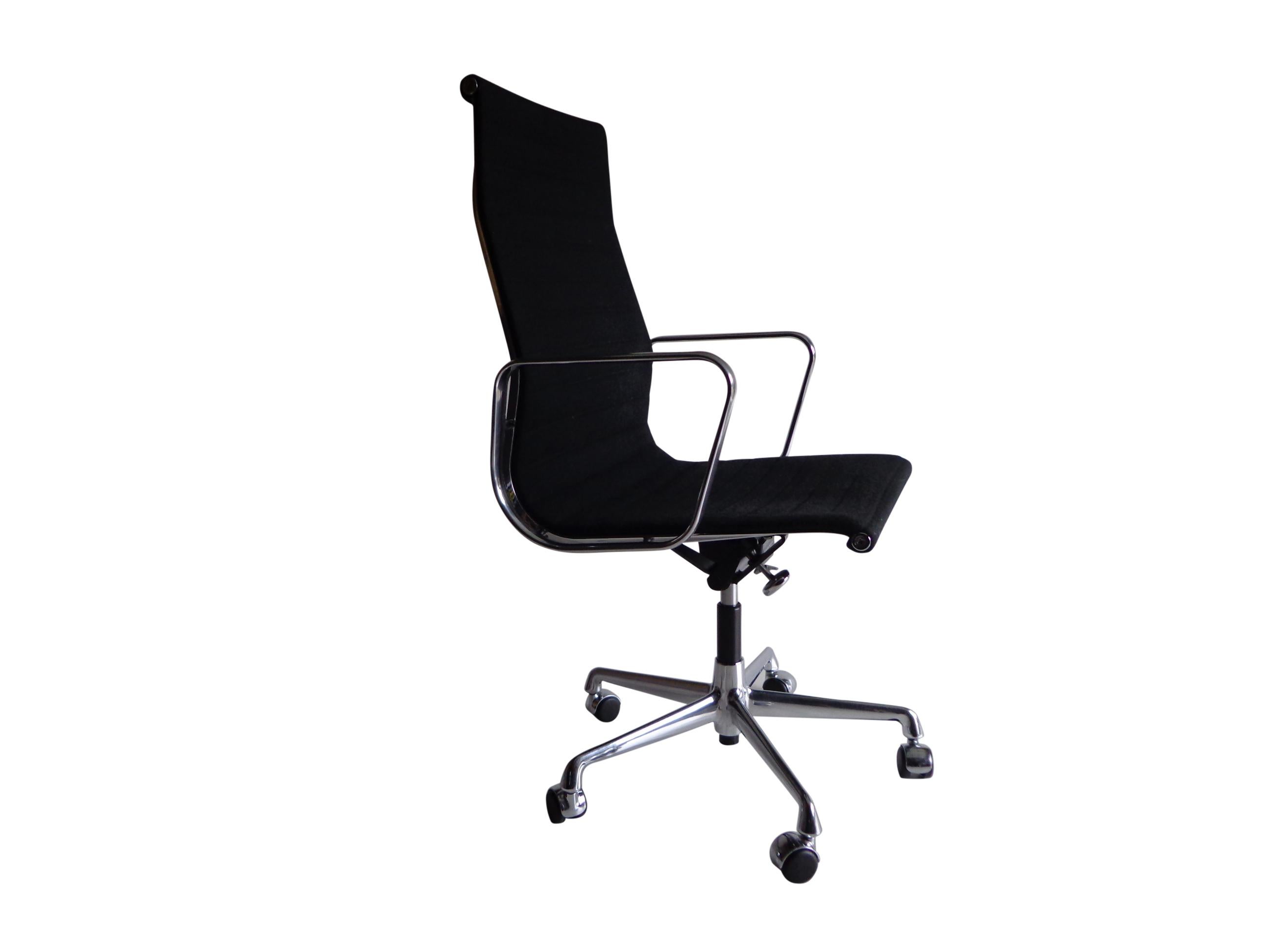 Ce qui n'était au départ qu'une idée de meuble de loisir solide est devenu l'un des meubles de bureau les plus populaires depuis sa conception en 1958. La chaise EA 119 fait partie du célèbre groupe des chaises en aluminium. Conçue par le couple