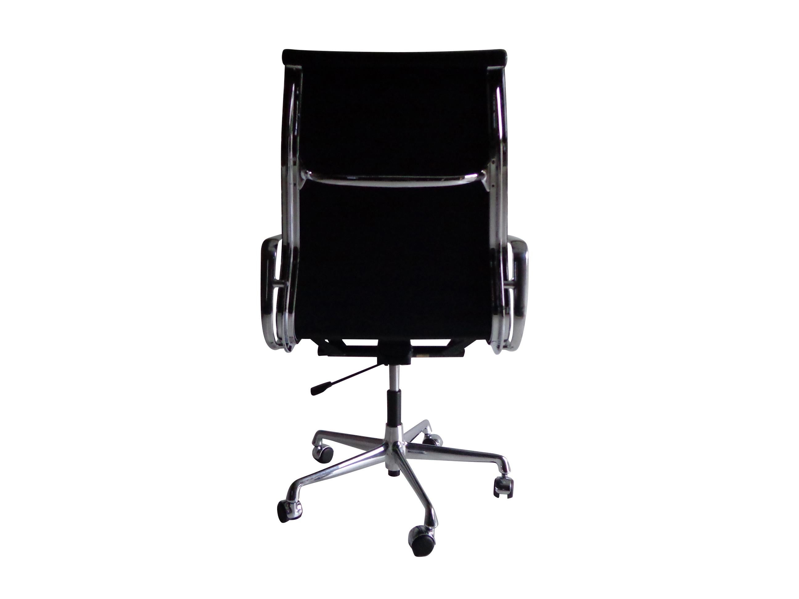 Mid-Century Modern Charles & Ray Eames EA119 Executive Office Chair by Vitra For Sale