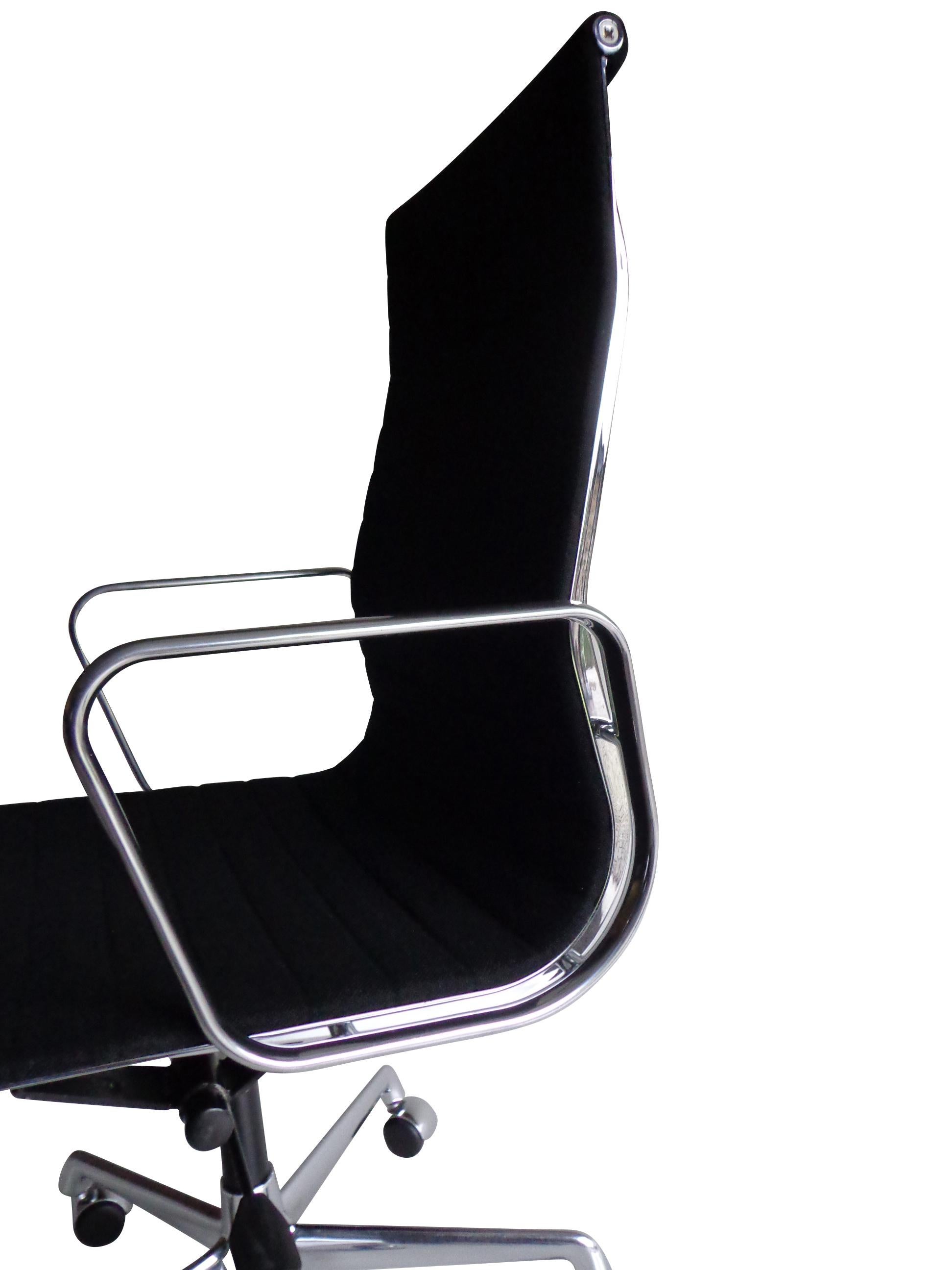 Charles & Ray Eames EA119 Executive Office Chair by Vitra In Good Condition For Sale In WIJCKEL, NL