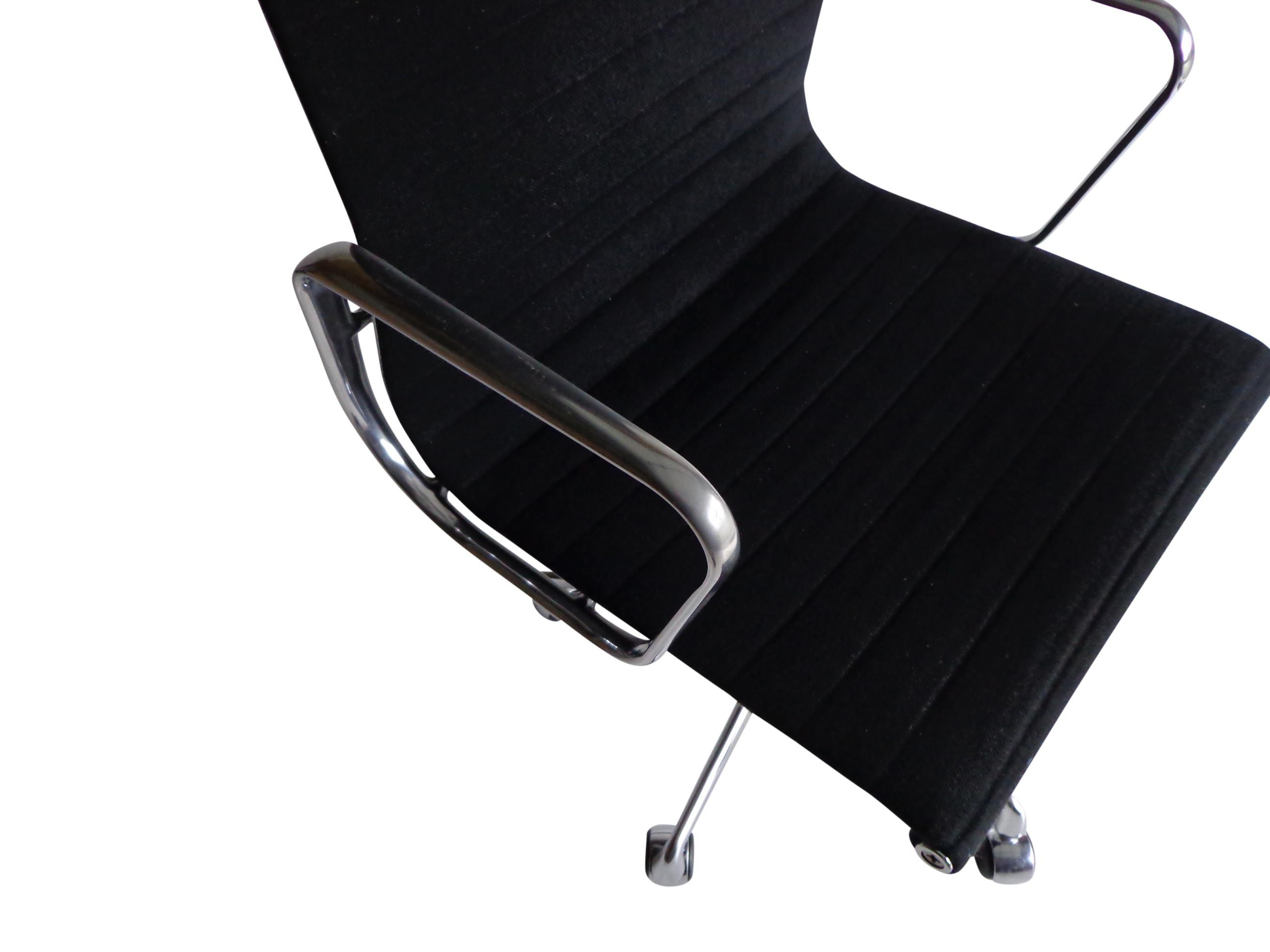 XXIe siècle et contemporain Chaise de bureau Charles & Ray Eames EA119 de Vitra en vente
