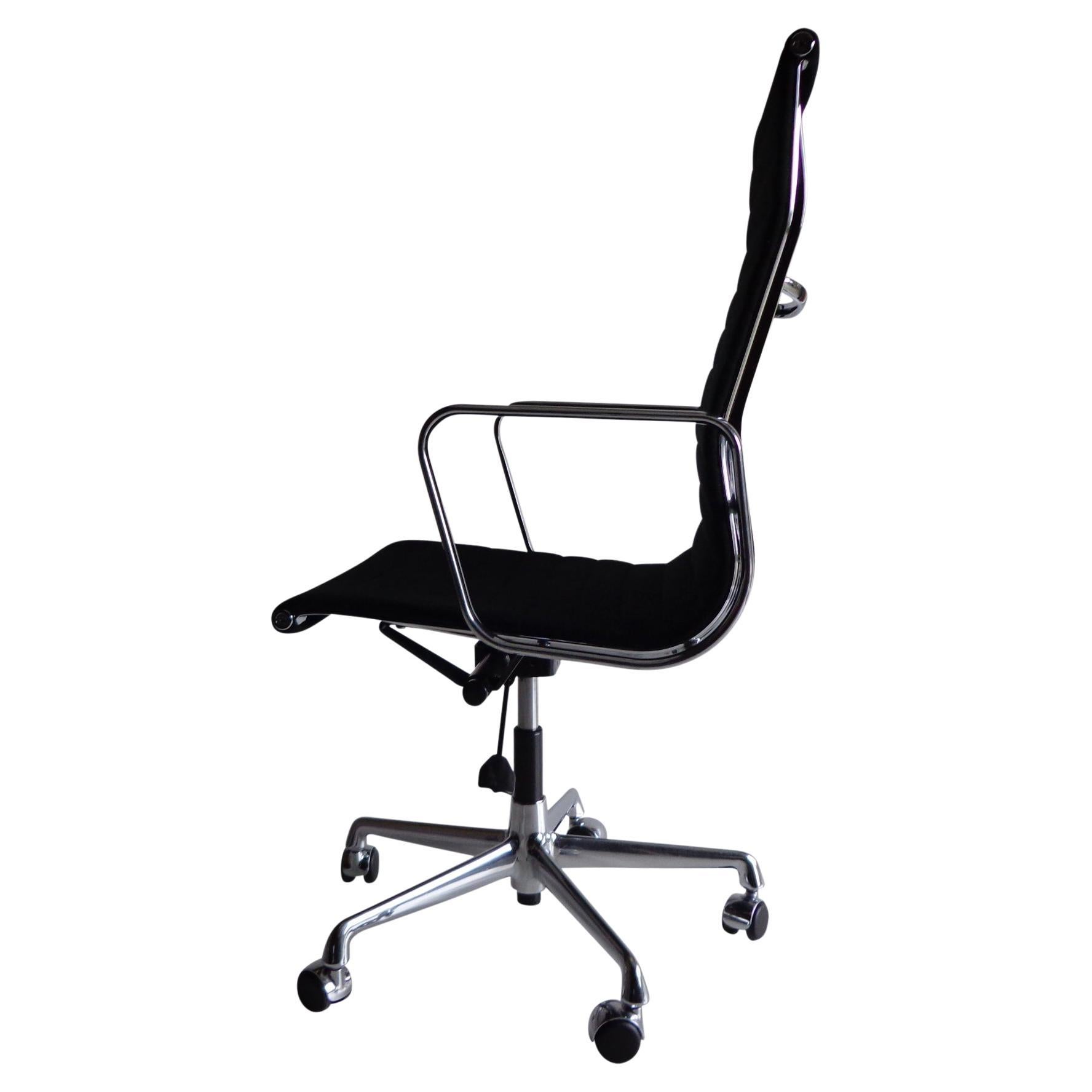 Chaise de bureau Charles & Ray Eames EA119 de Vitra en vente
