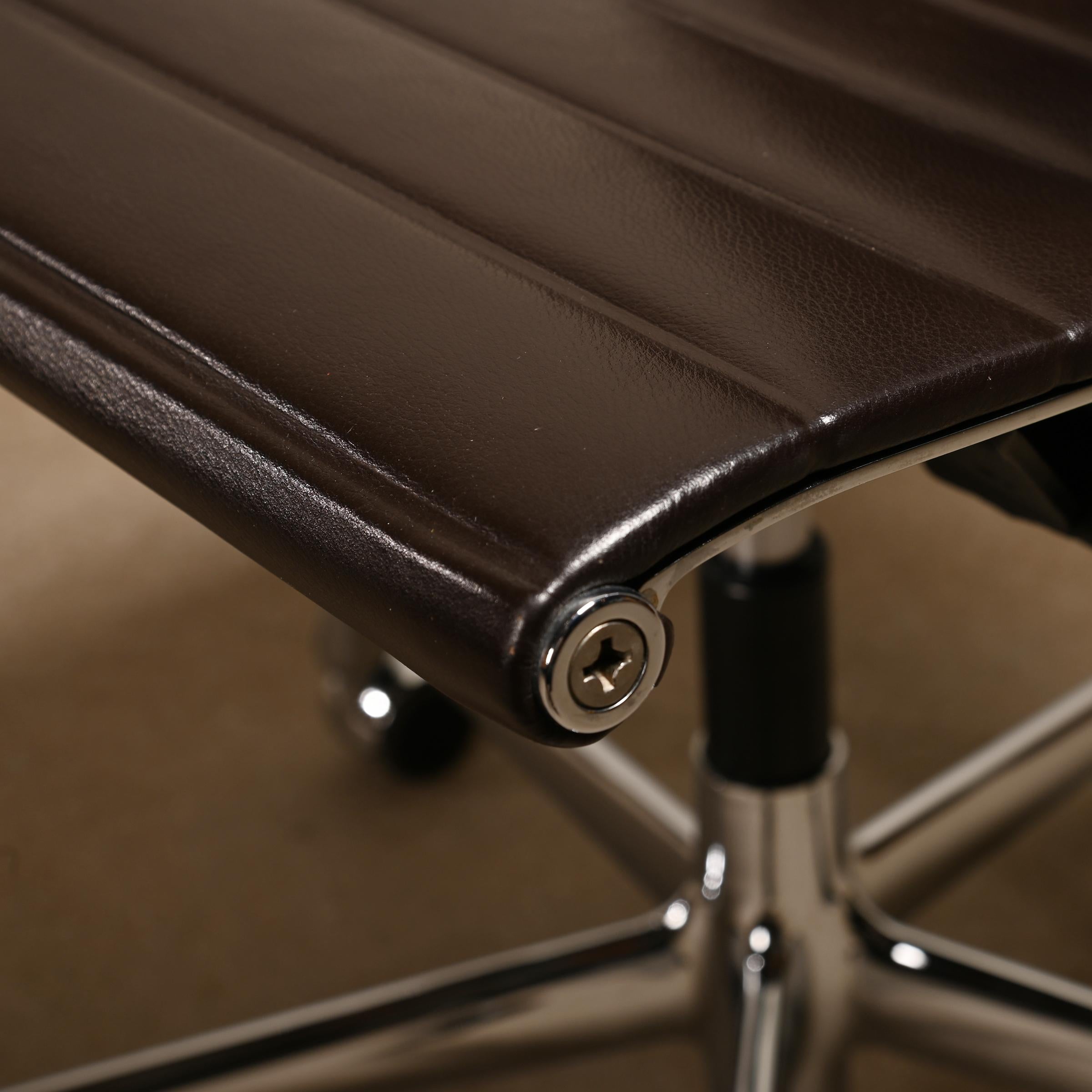 Charles & Ray Eames EA119 Executive Office chair in dark brown leather for Vitra 4