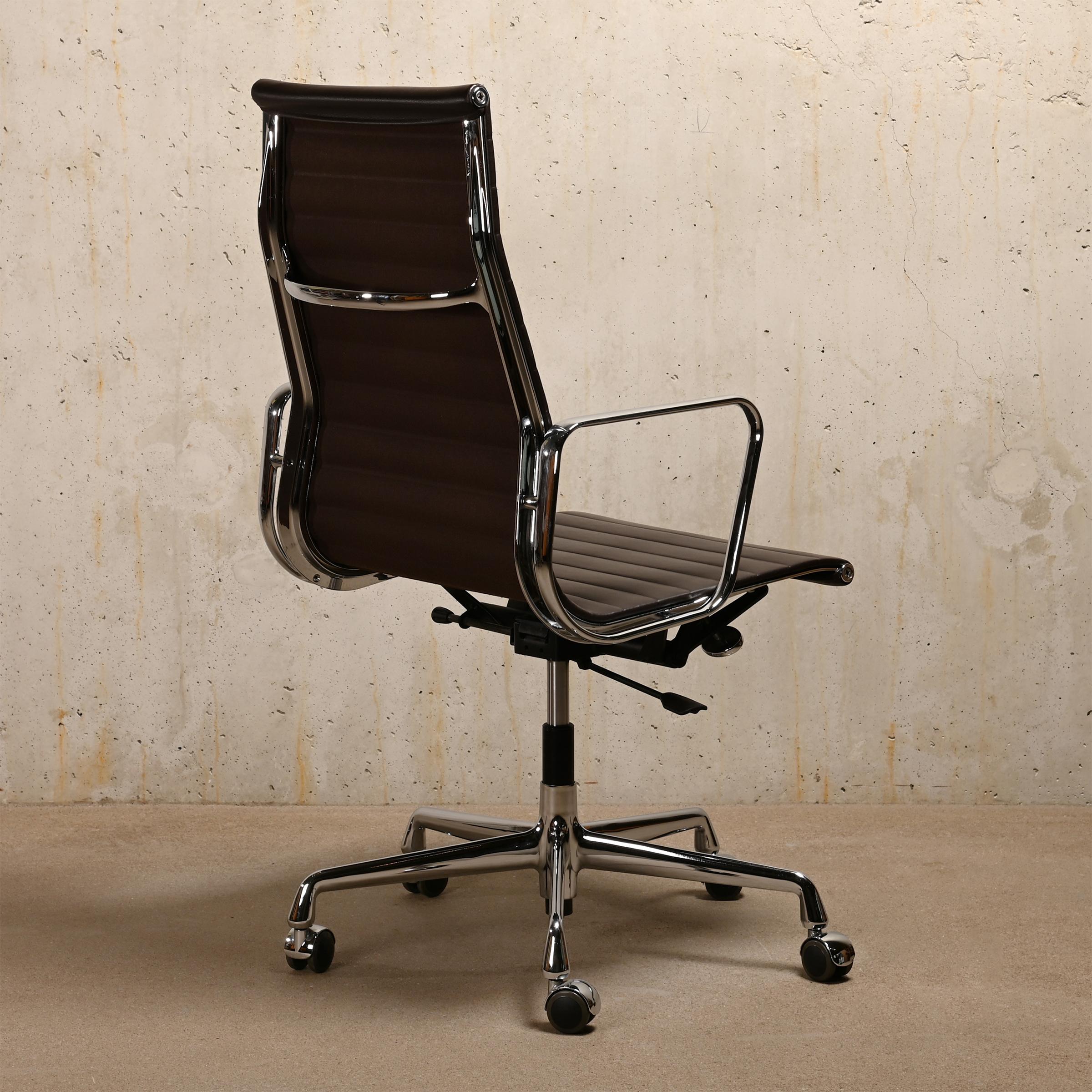 Charles & Ray Eames EA119 Executive Office chair in dark brown leather for Vitra In Excellent Condition In Amsterdam, NL