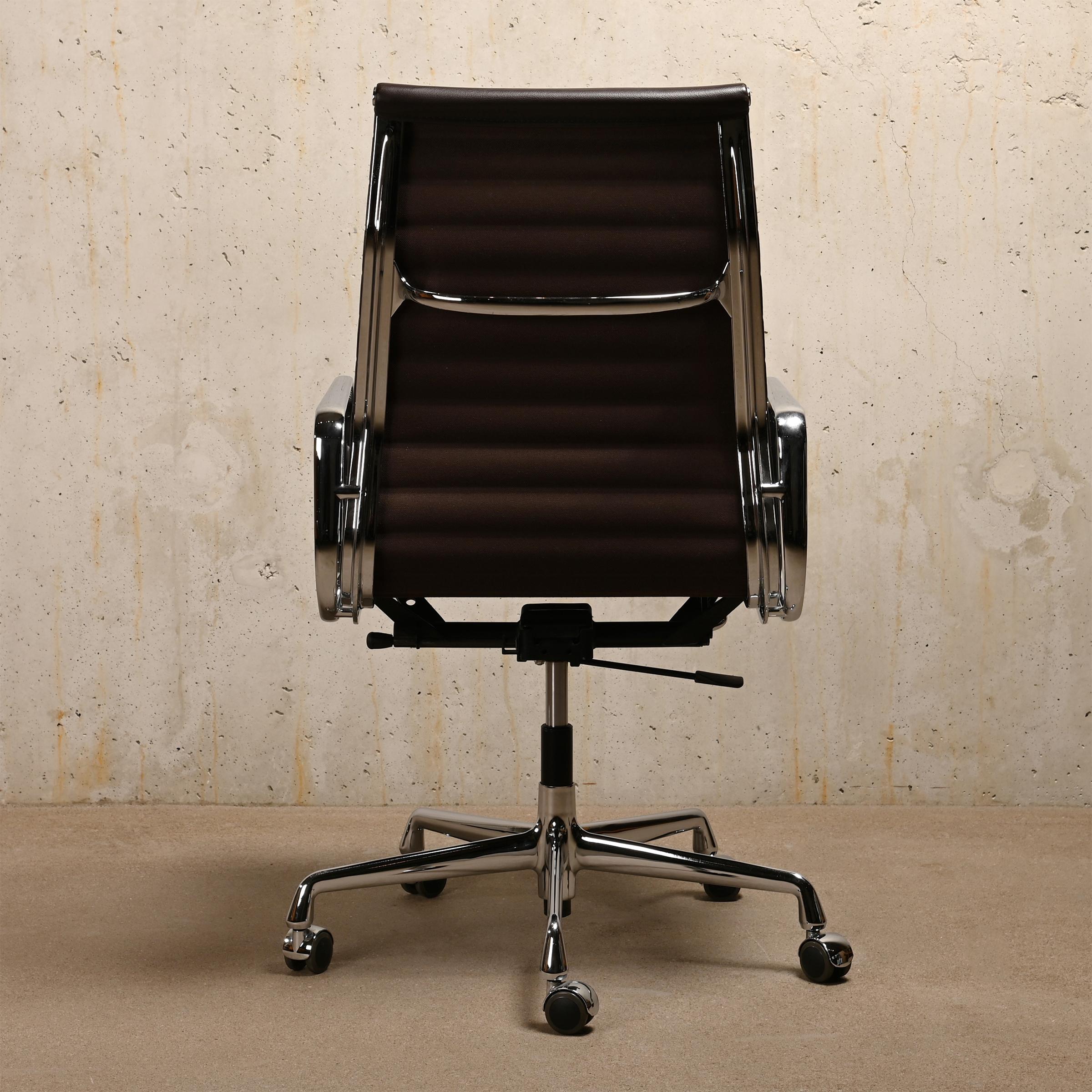 Mid-20th Century Charles & Ray Eames EA119 Executive Office chair in dark brown leather for Vitra