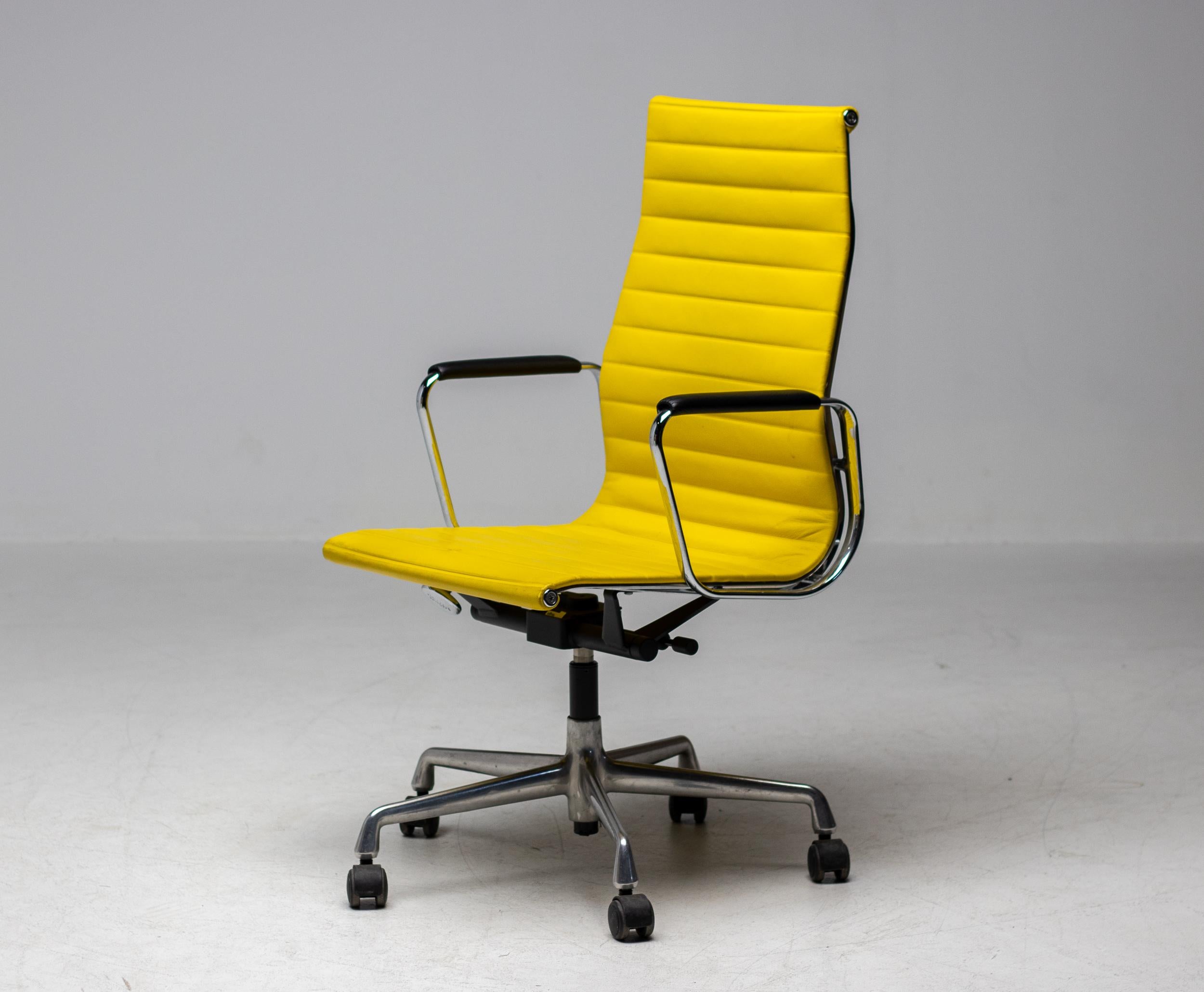 Charles & Ray Eames EA119 Executive Office Chair by Vitra 3
