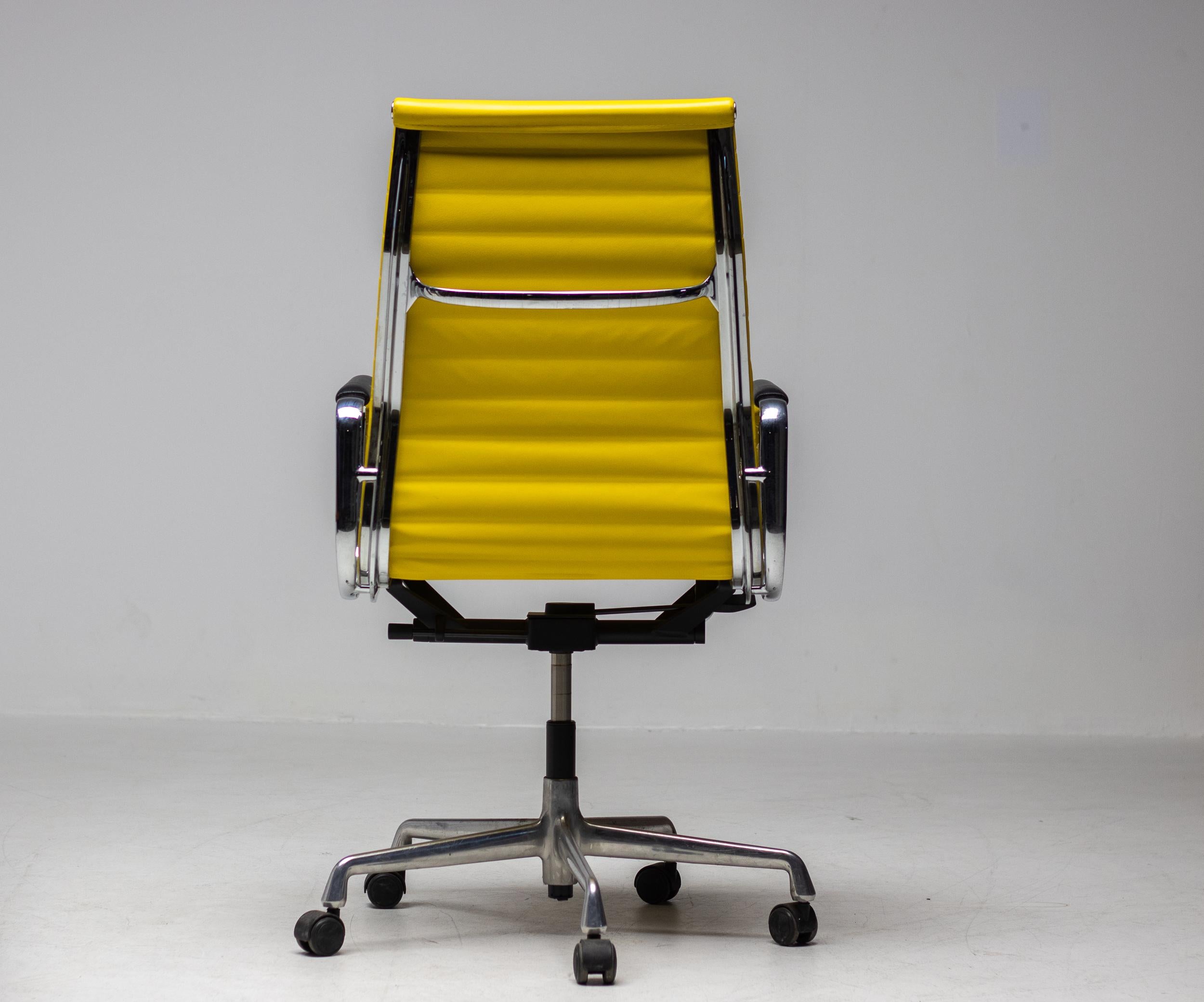 Charles & Ray Eames EA119 Executive Office Chair by Vitra In Fair Condition In Dronten, NL