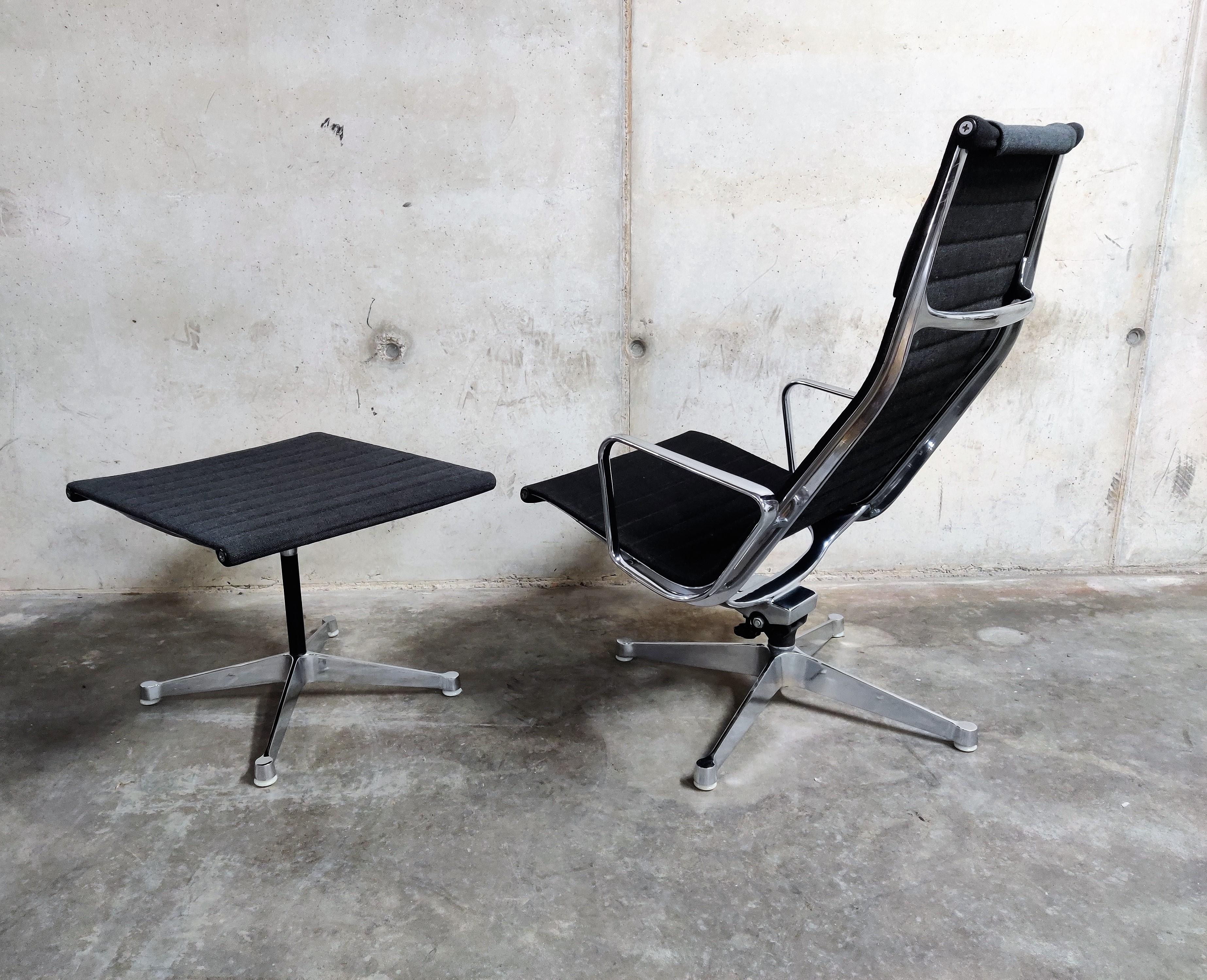 Charles & Ray Eames EA124 and EA125 Lounge Chair and Ottoman In Good Condition In HEVERLEE, BE