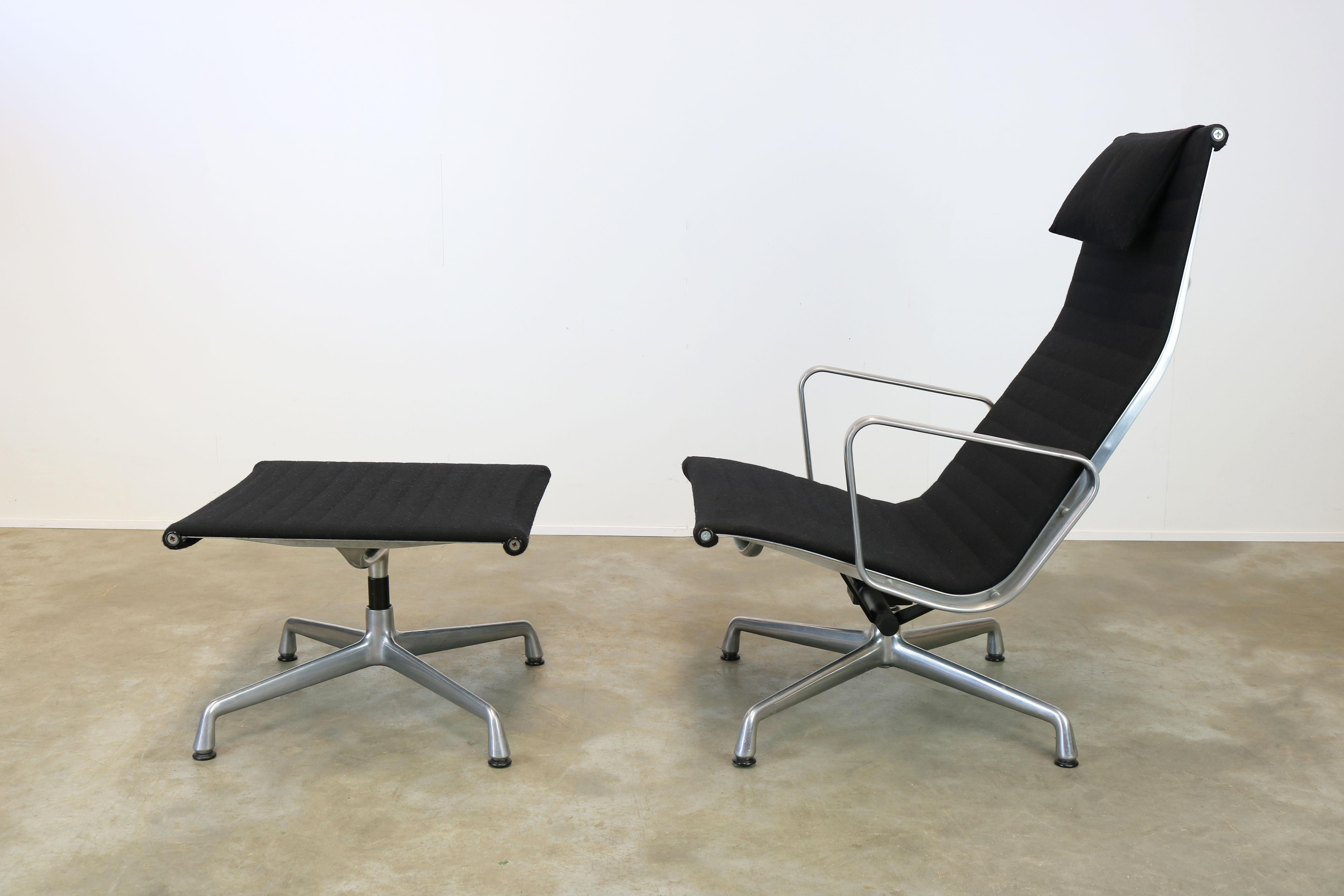 Wunderschönes Design Sessel und Ottomane Modell: EA124 + EA125 von Charles & Ray Eames:: hergestellt von Herman Miller:: 1970er Jahre. Das EA124 und EA125 ist das puristische Loungeset aus der berühmten Aluminum Group Serie. Die hohe Rückenlehne mit